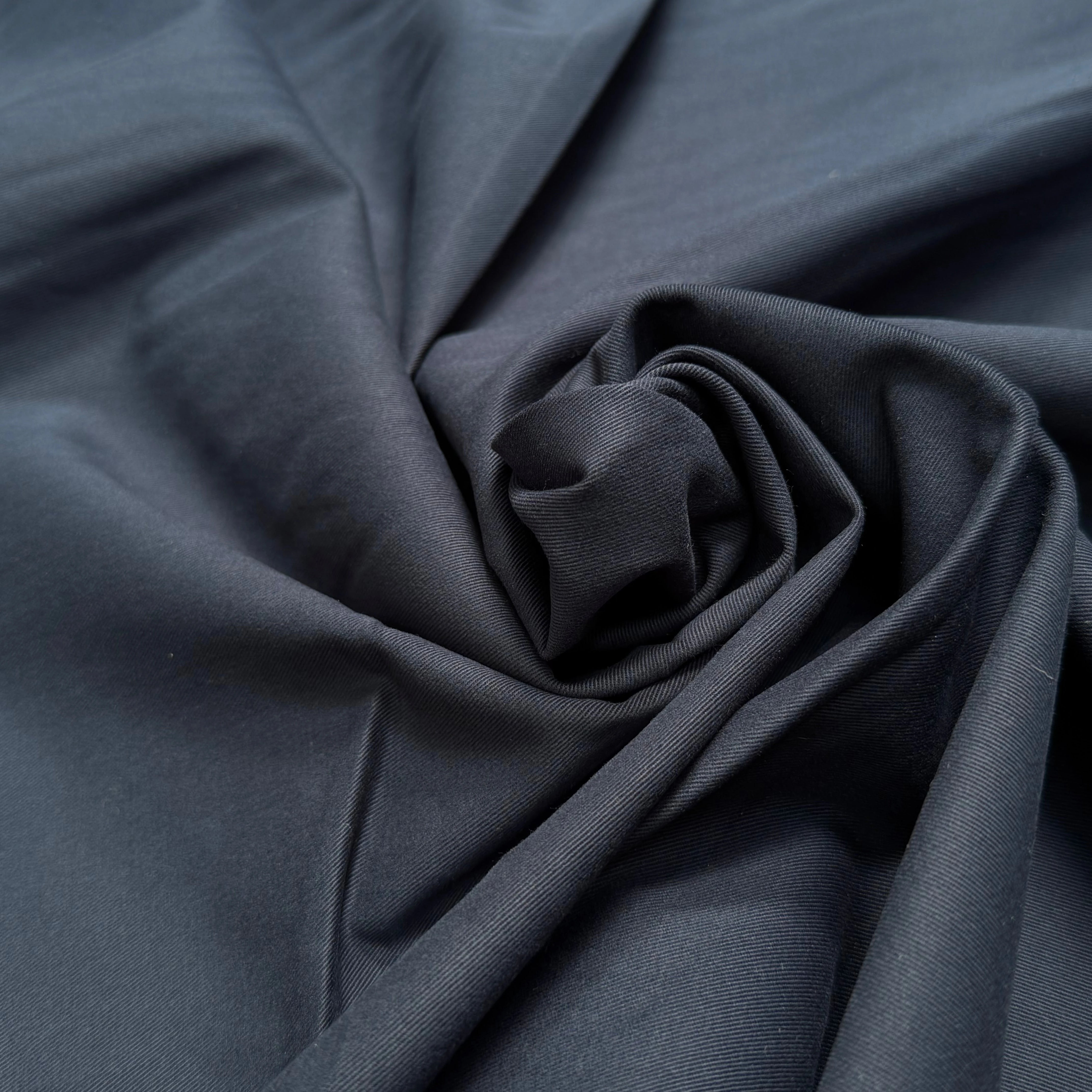 GABARDINE DE COTON LÉGÈREMENT SERGÉE DOUCE NAVY GRATTÉE - My Little Coupon
