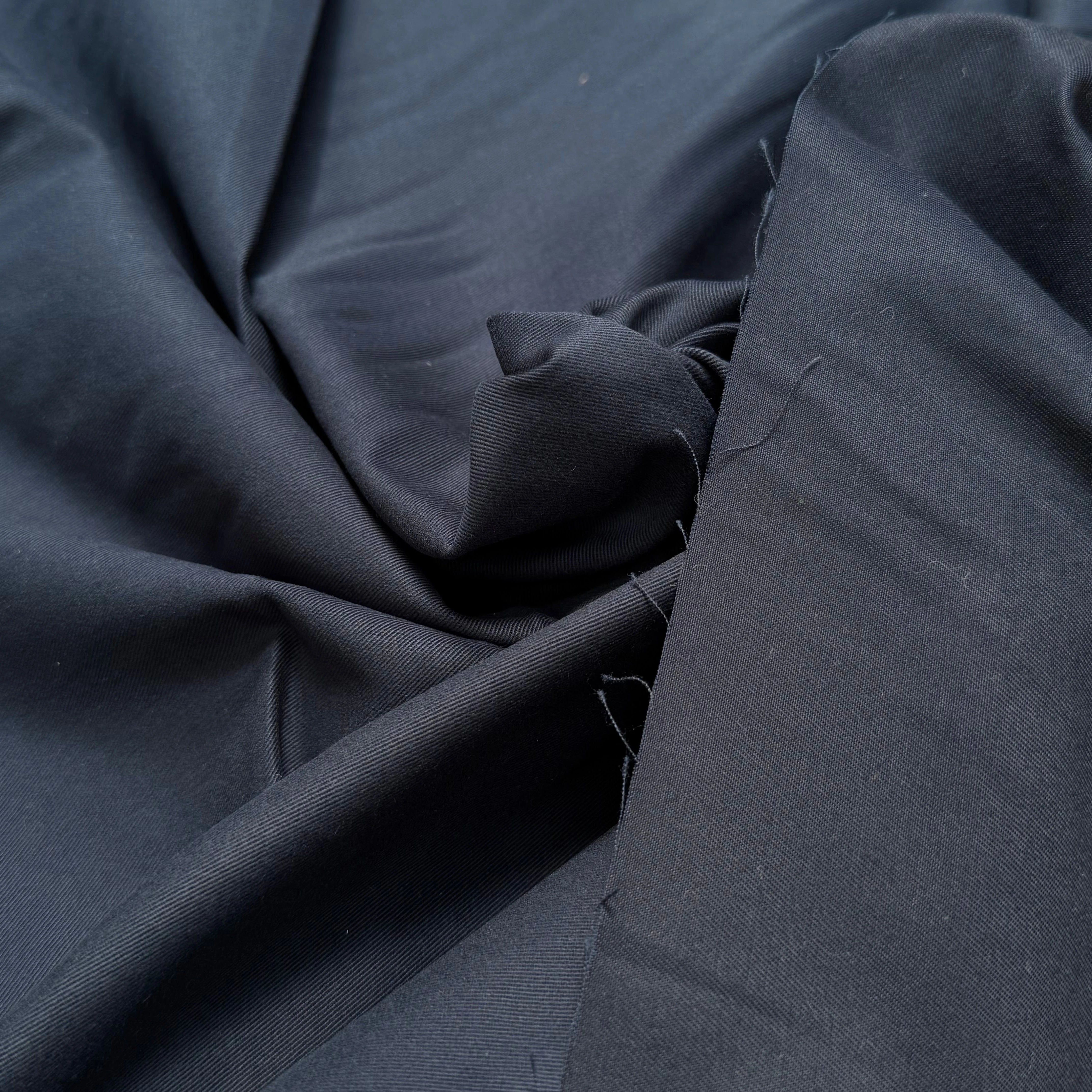 GABARDINE DE COTON LÉGÈREMENT SERGÉE DOUCE NAVY GRATTÉE - My Little Coupon