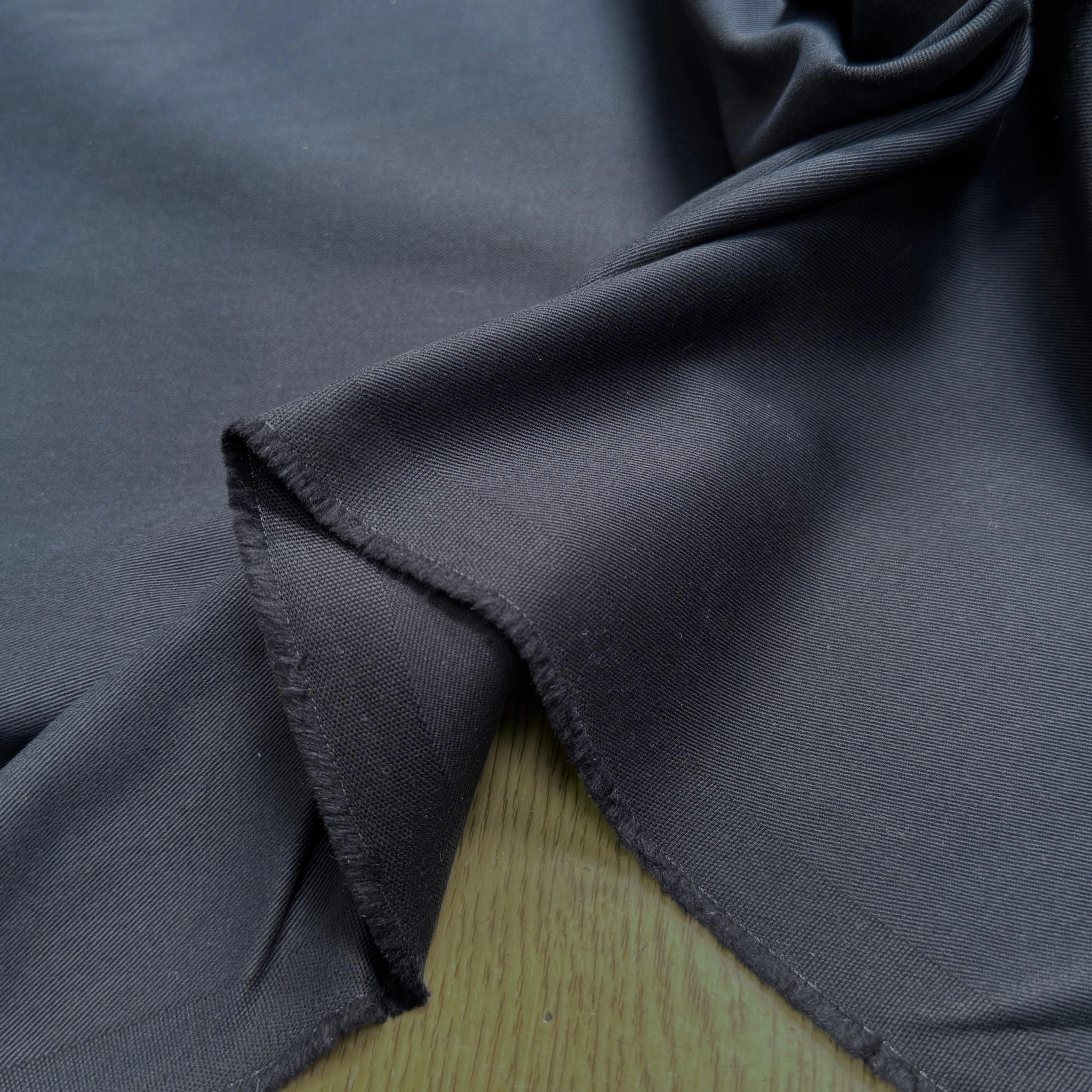 GABARDINE DE COTON LÉGÈREMENT SERGÉE DOUCE NAVY GRATTÉE - My Little Coupon
