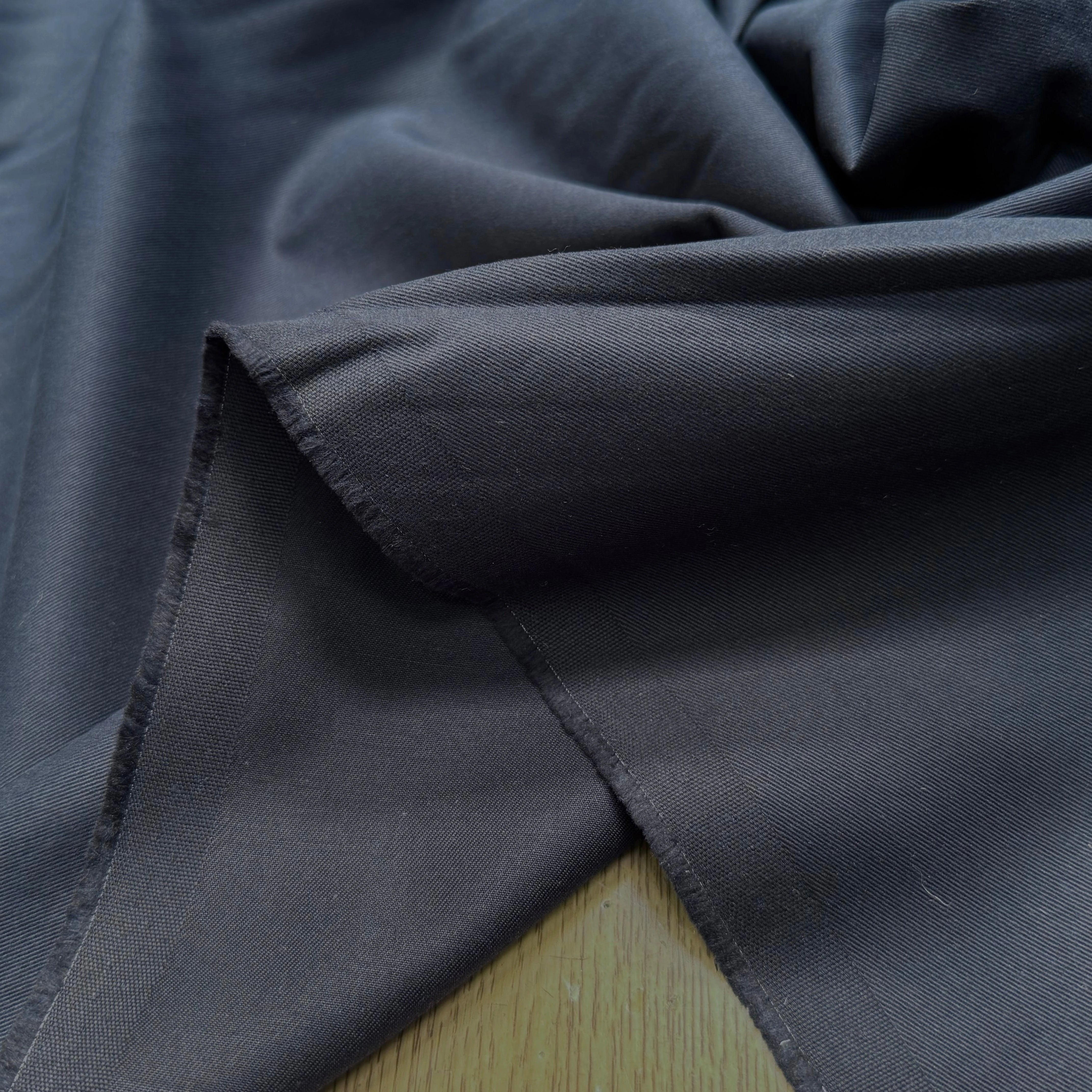 GABARDINE DE COTON LÉGÈREMENT SERGÉE DOUCE NAVY GRATTÉE - My Little Coupon