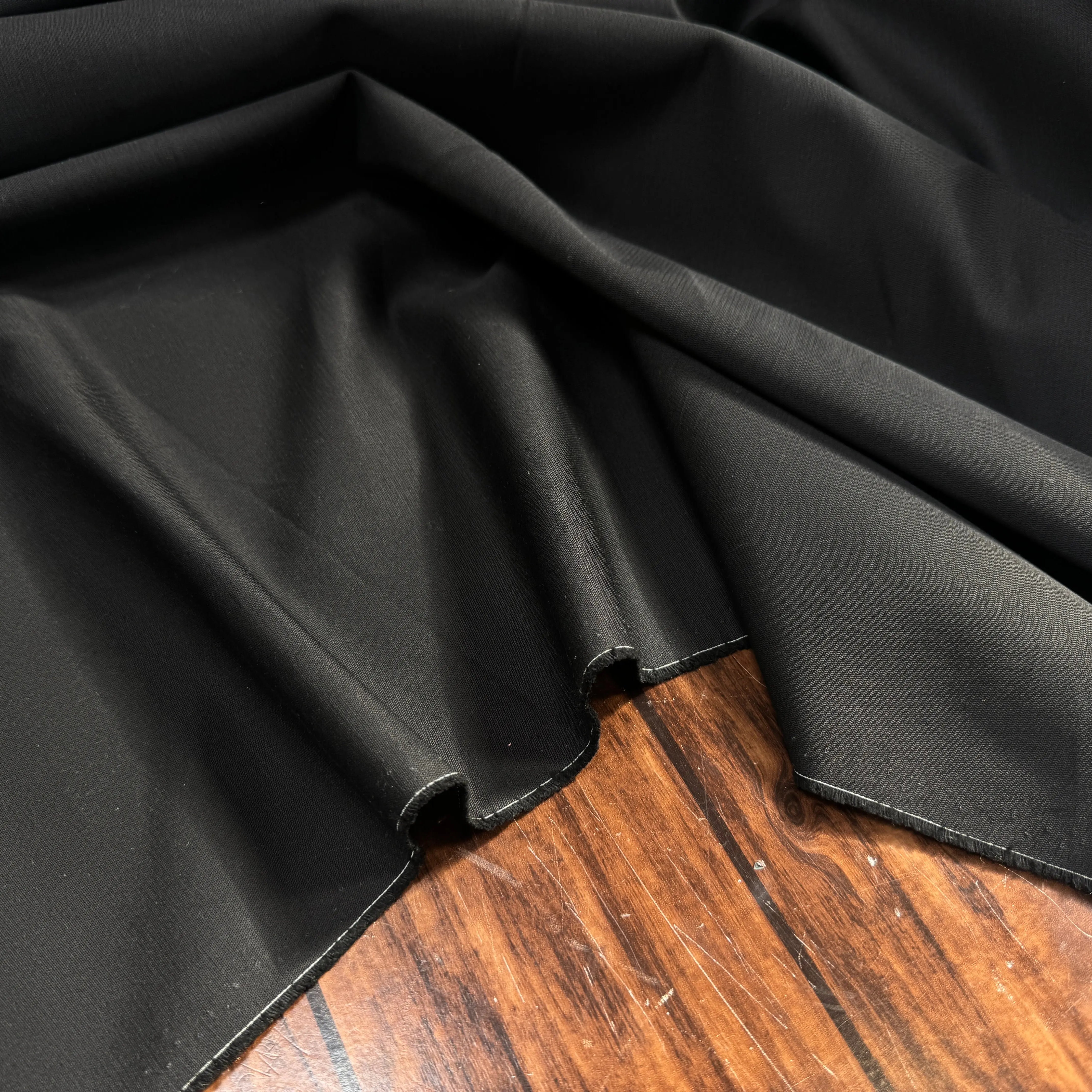 GABARDINE DE COTON LOURDE NOIR LEGEREMENT SATINE - My Little Coupon