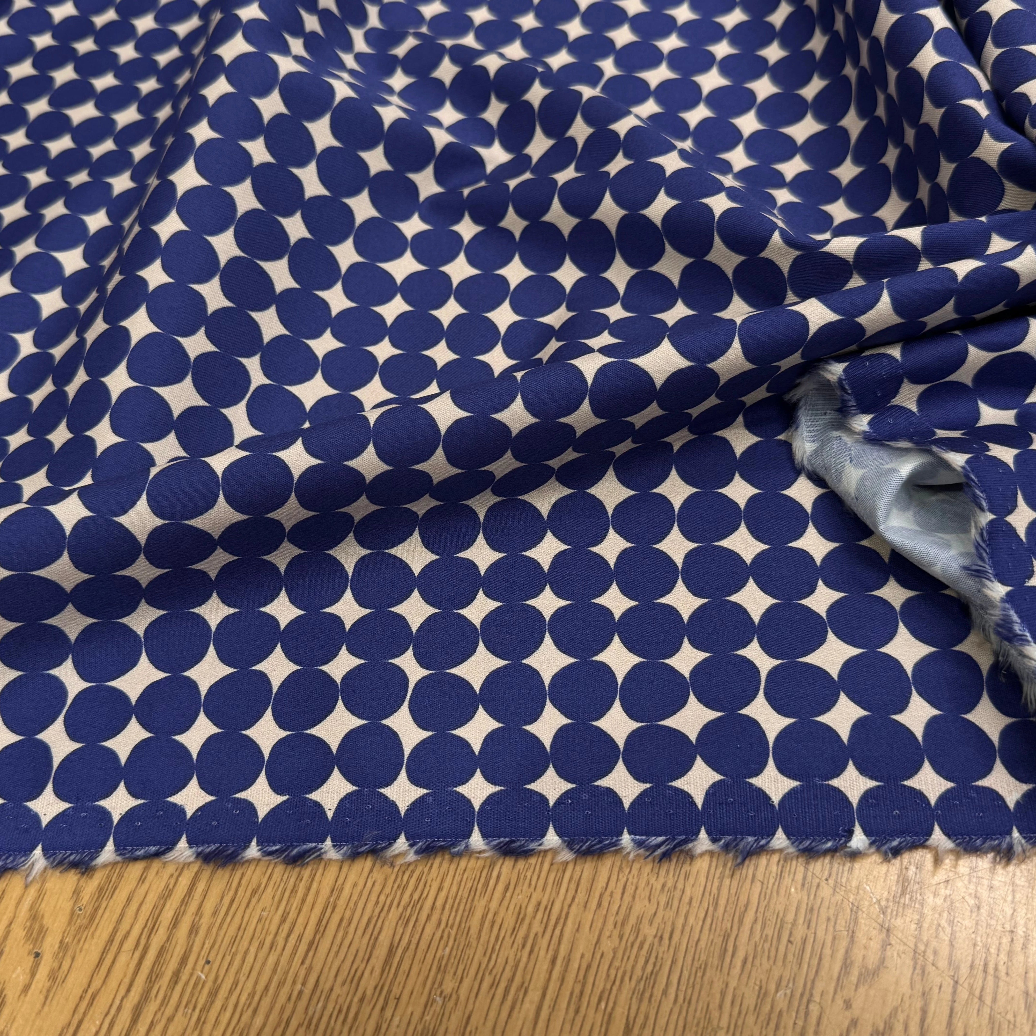 GABARDINE DE COTON STRETCH IMPRIMÉE POIS ARTEMIDE ROND BLEU - My Little Coupon