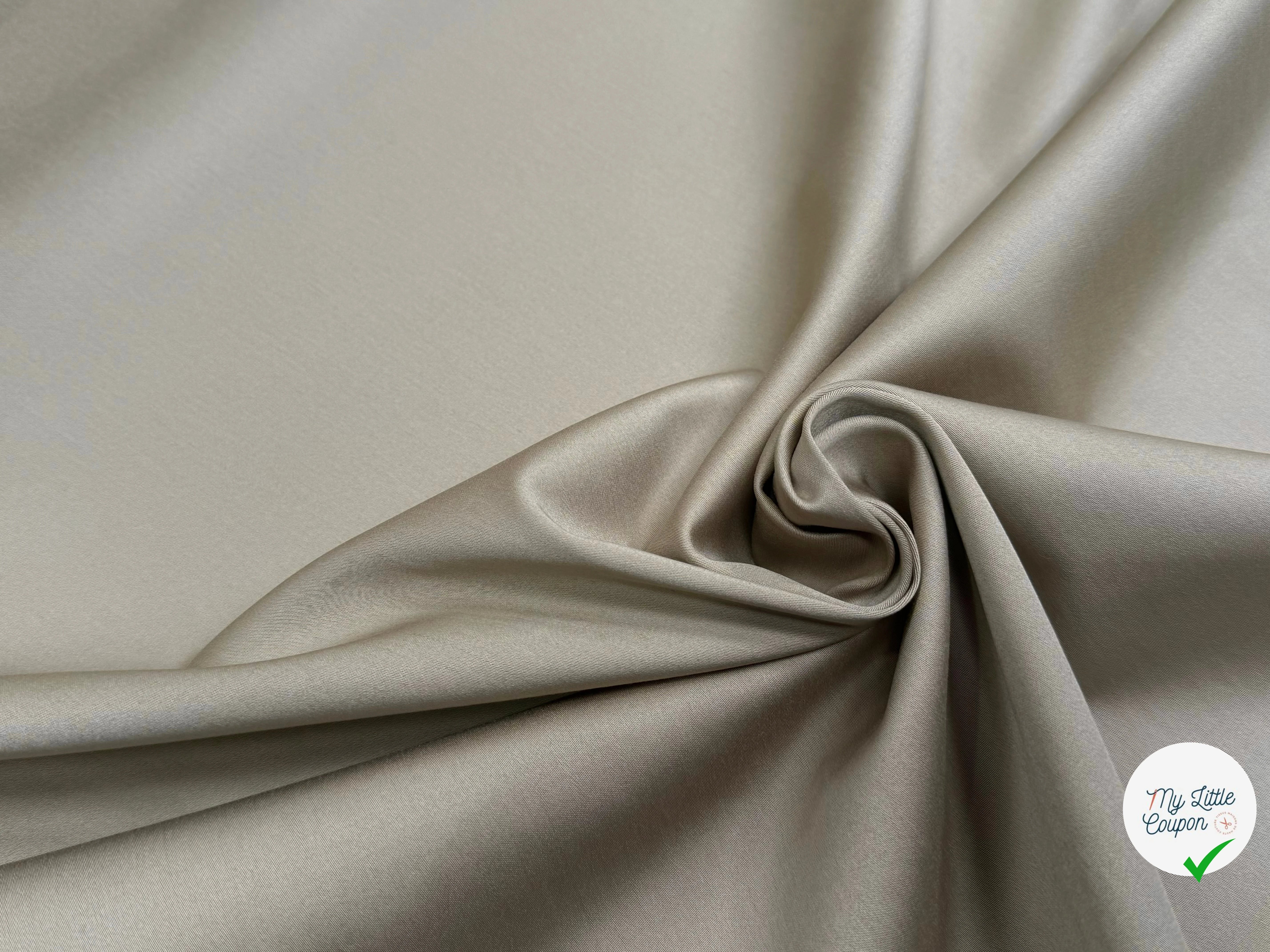 GABARDINE DE COTON STRETCH LÉGÈREMENT SATINÉ BEIGE SABLE HYPER CHIC - My Little Coupon