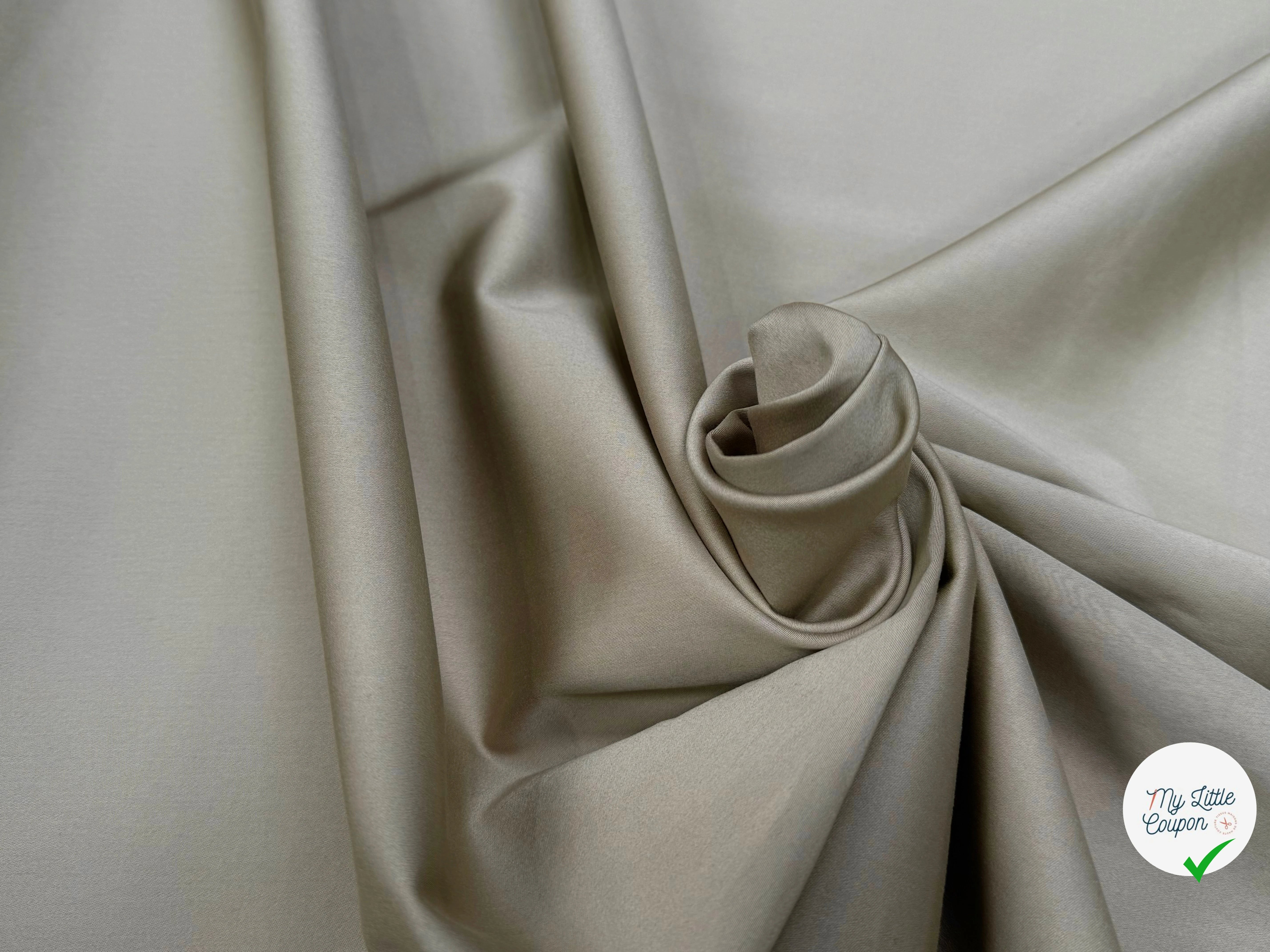 GABARDINE DE COTON STRETCH LÉGÈREMENT SATINÉ BEIGE SABLE HYPER CHIC - My Little Coupon