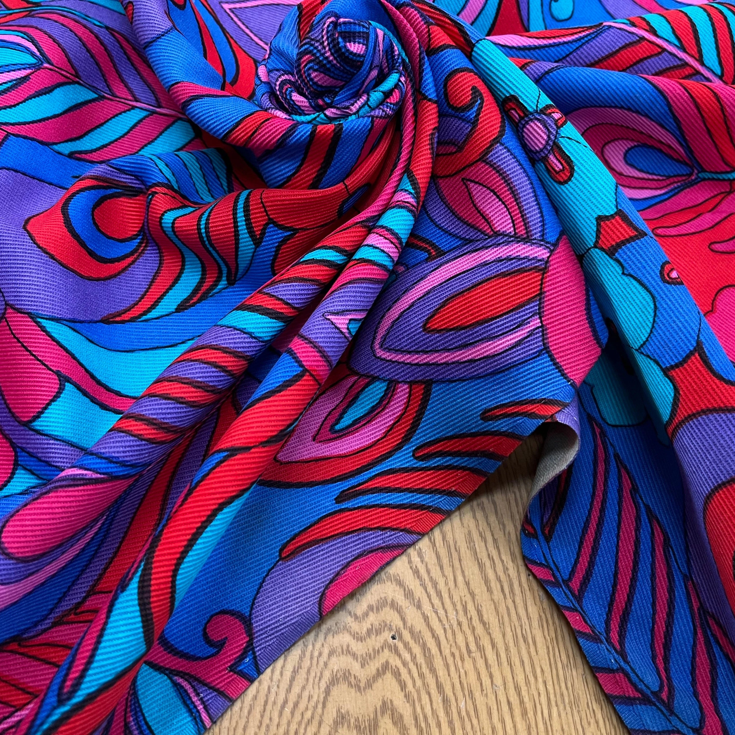 GABARDINE DE COTON STRIÉE MOTIF GROSSES FLEURS BLEU VIOLET&ROUGE 90CM - My Little Coupon