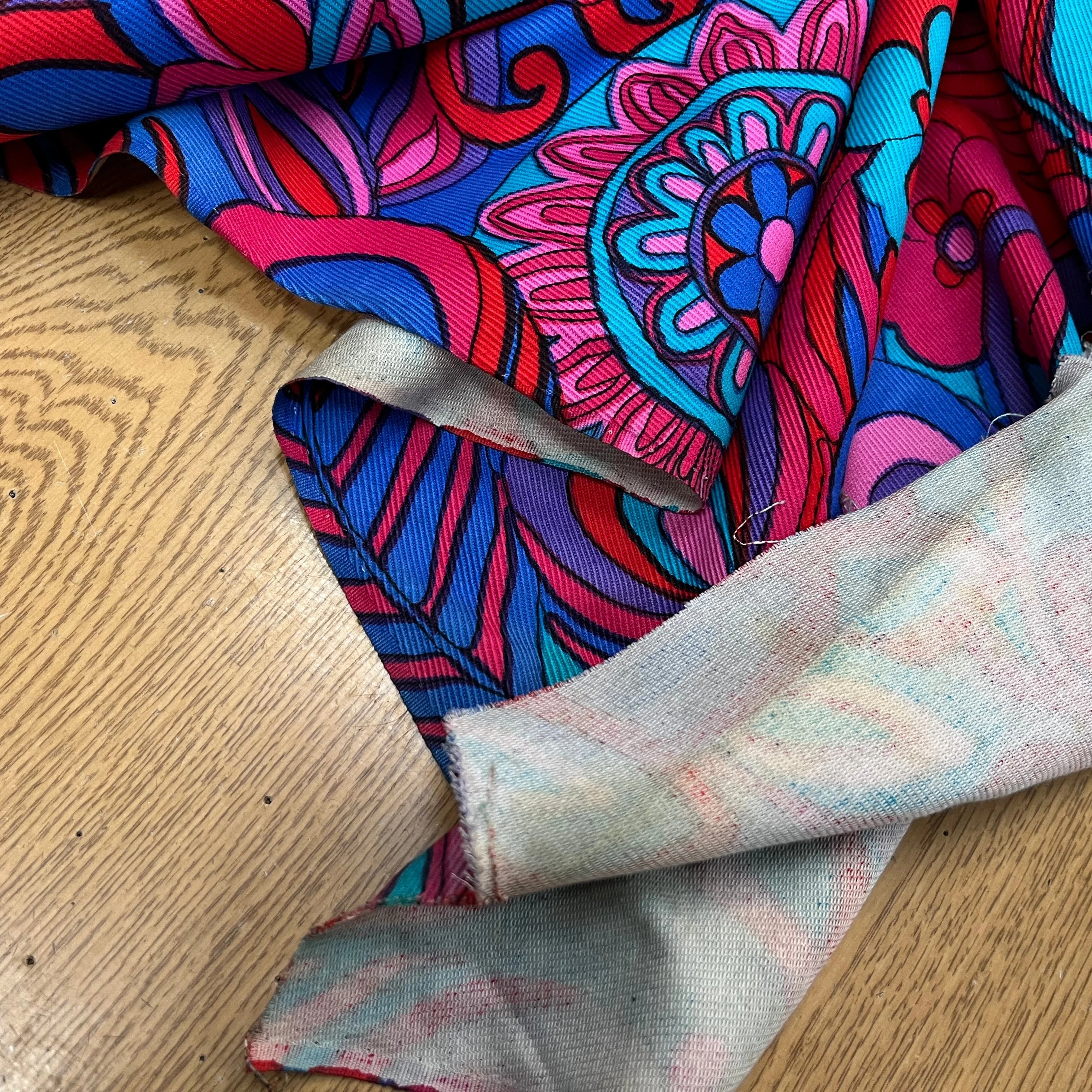 GABARDINE DE COTON STRIÉE MOTIF GROSSES FLEURS BLEU VIOLET&ROUGE 90CM - My Little Coupon