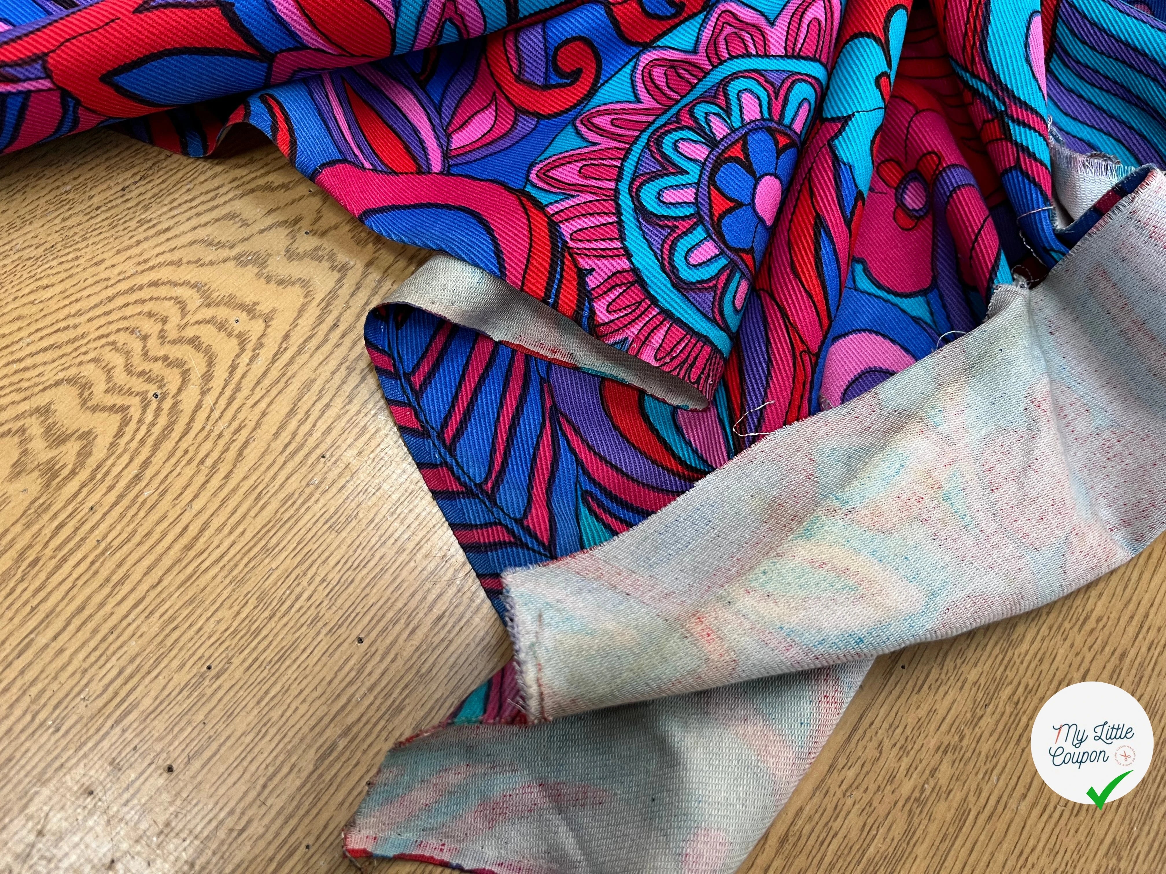 GABARDINE DE COTON STRIÉE MOTIF GROSSES FLEURS BLEU VIOLET&ROUGE 90CM - My Little Coupon