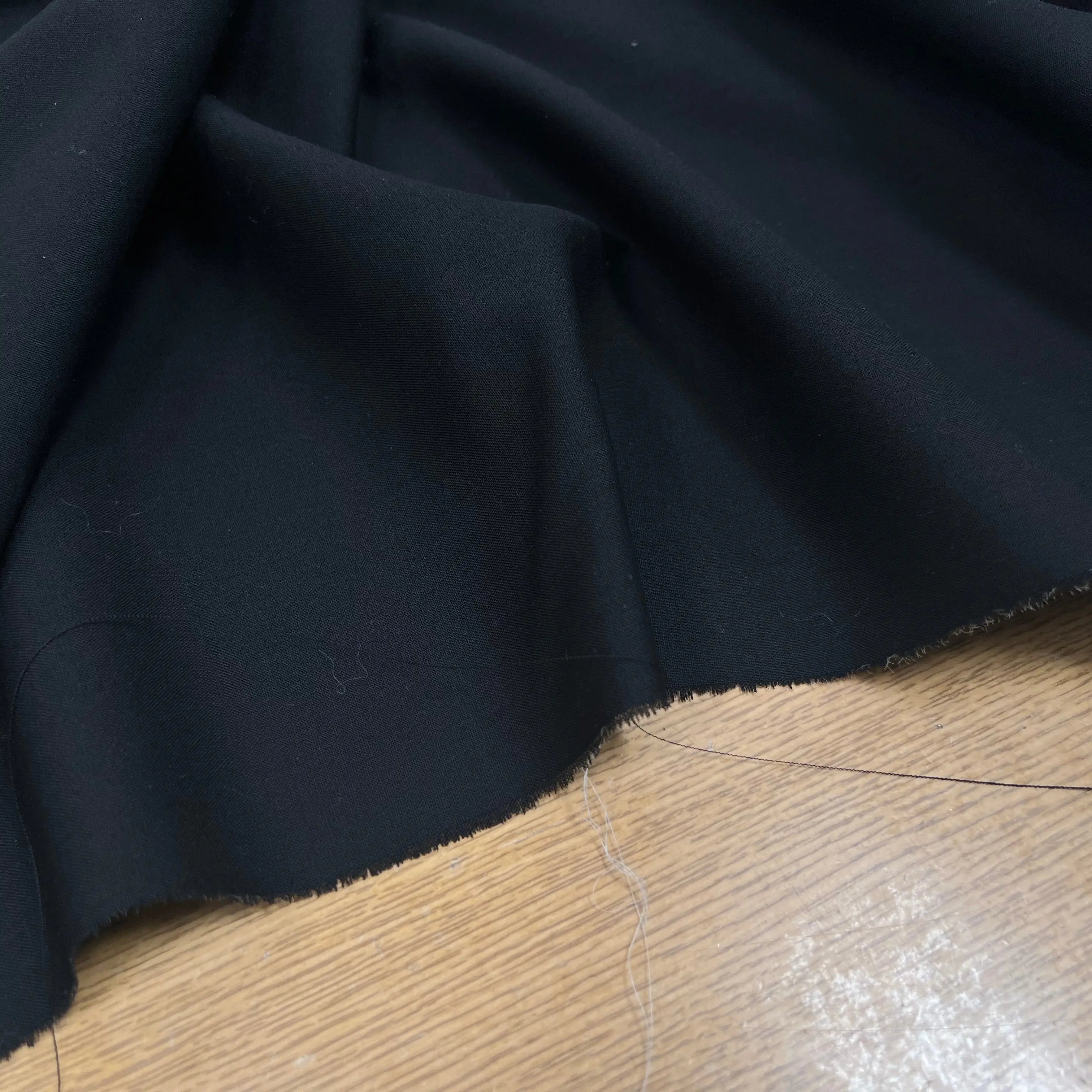 GABARDINE DE LAINE NOIR STRETCH EFFET CRAQUANTE - My Little Coupon