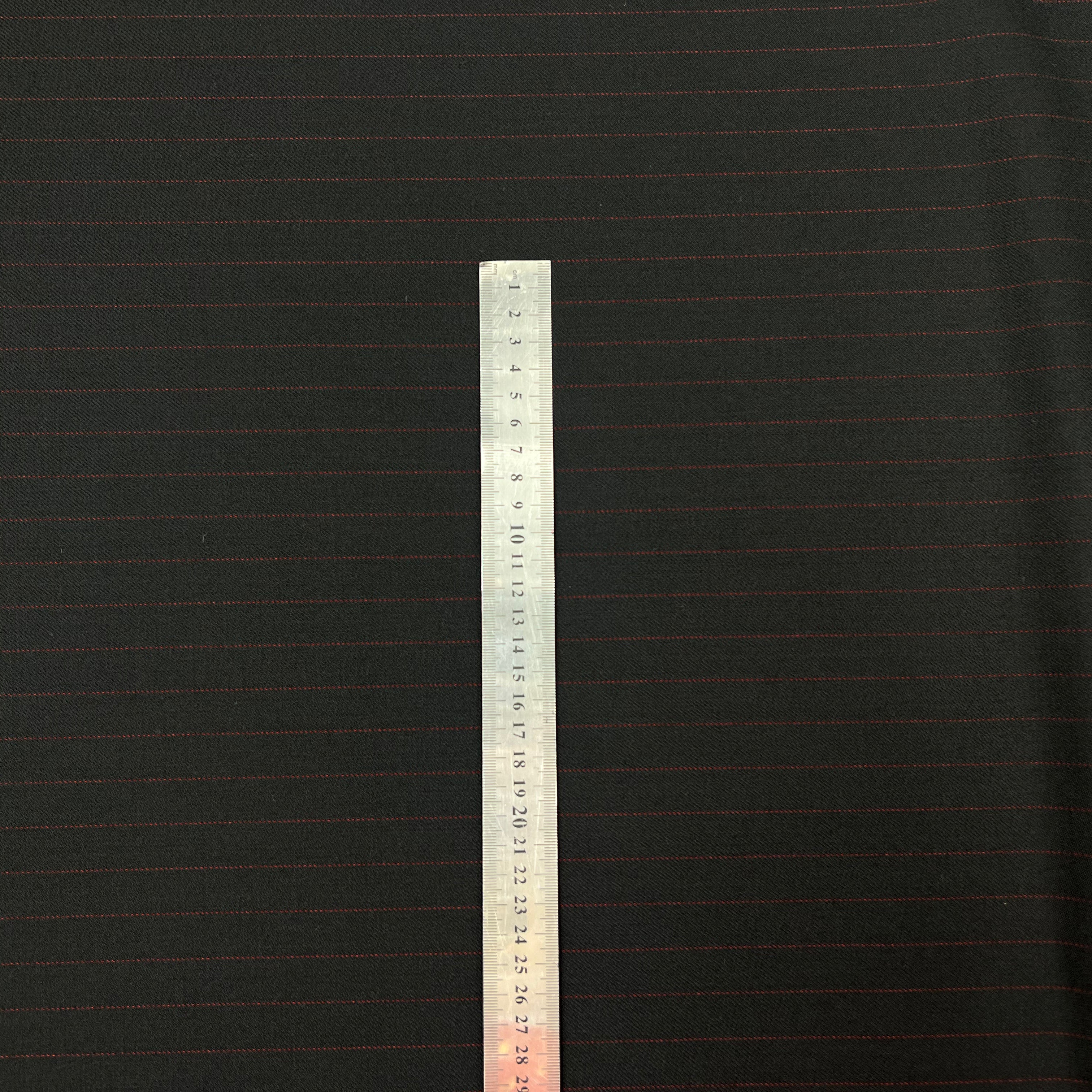 GABARDINE DE LAINE NOIRE FINE RAYURES ROUGE MSO