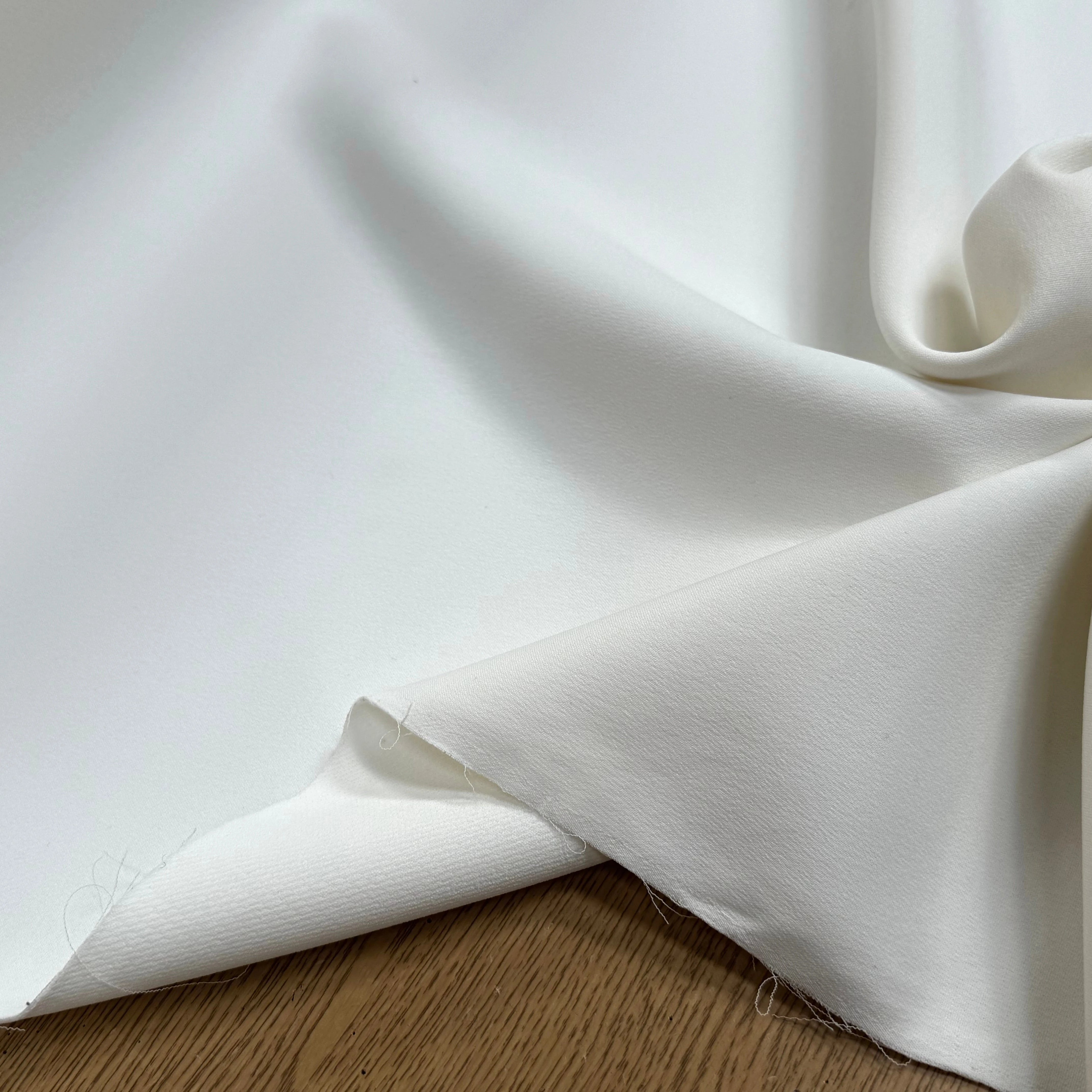 GABARDINE DOUBLE ÉTOFFE TRÈS LÉGÈREMENT SATINÉE BLANC STRETCH - My Little Coupon