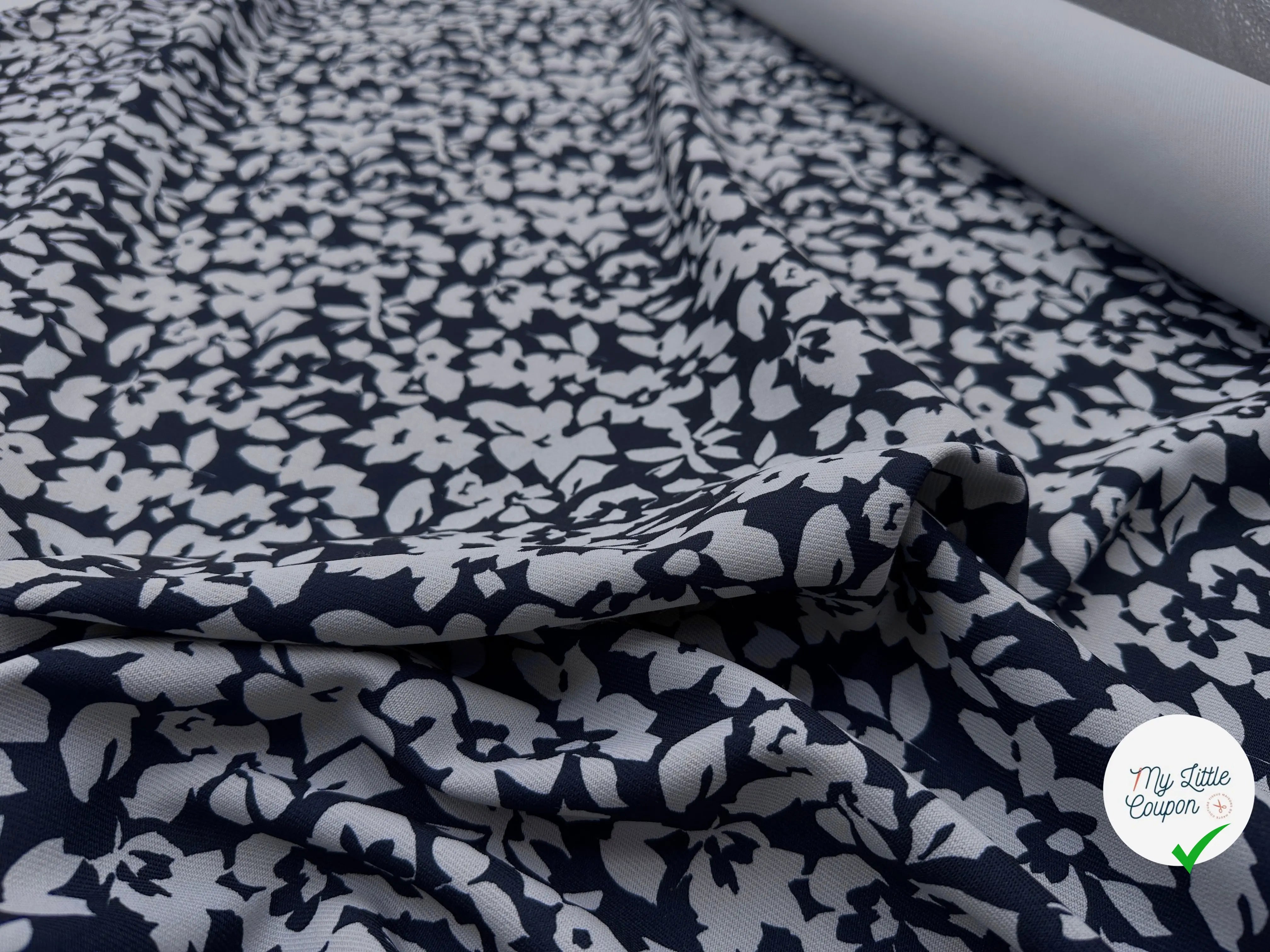 GABARDINE JAPON STRETCH FLEURS BLEU SUR NOIR VERSO BLEU GRIS MSO