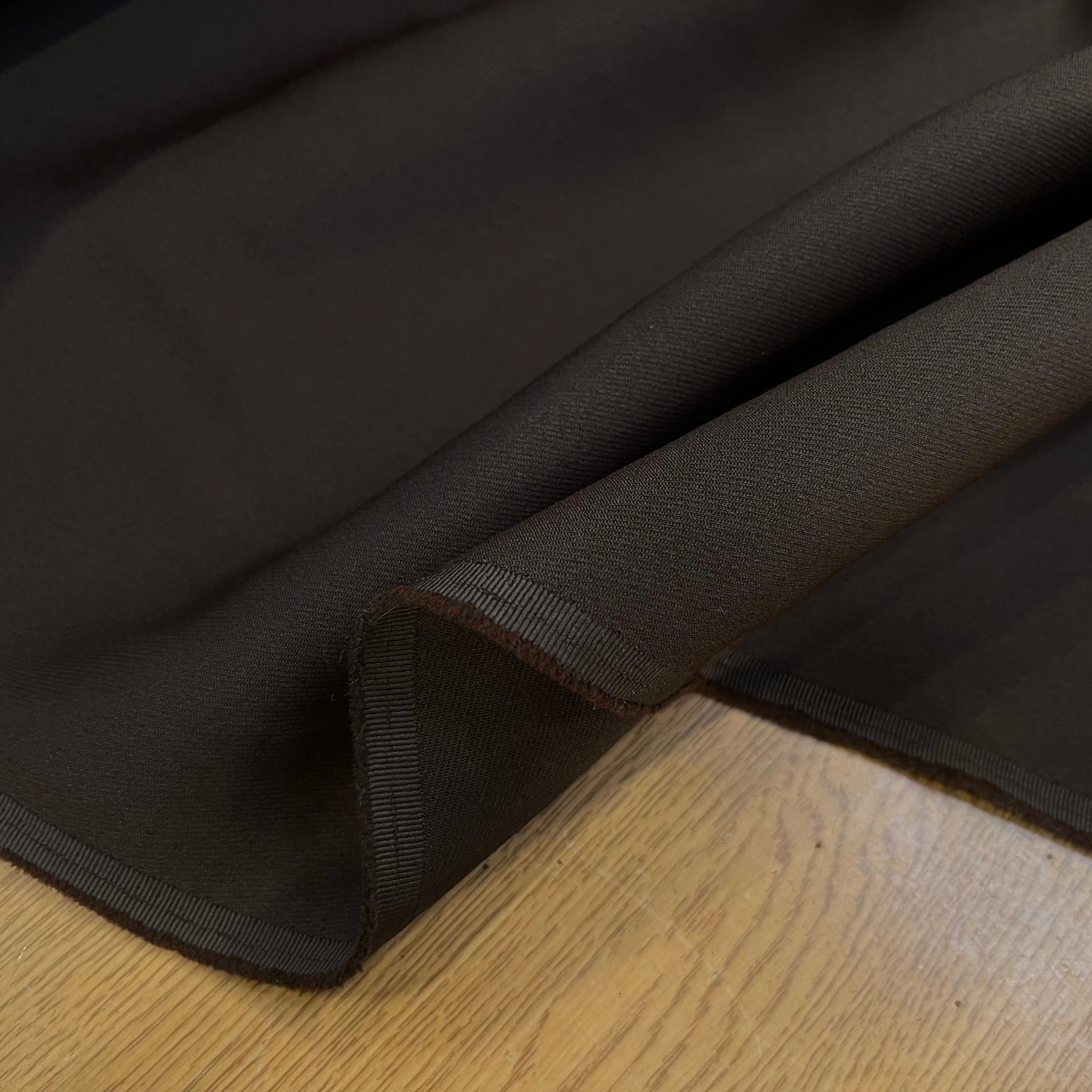 GABARDINE LEGÈREMENT STRIÉE SOUPLE POLYESTER CHOCOLAT FONCÉ 130CM - My Little Coupon