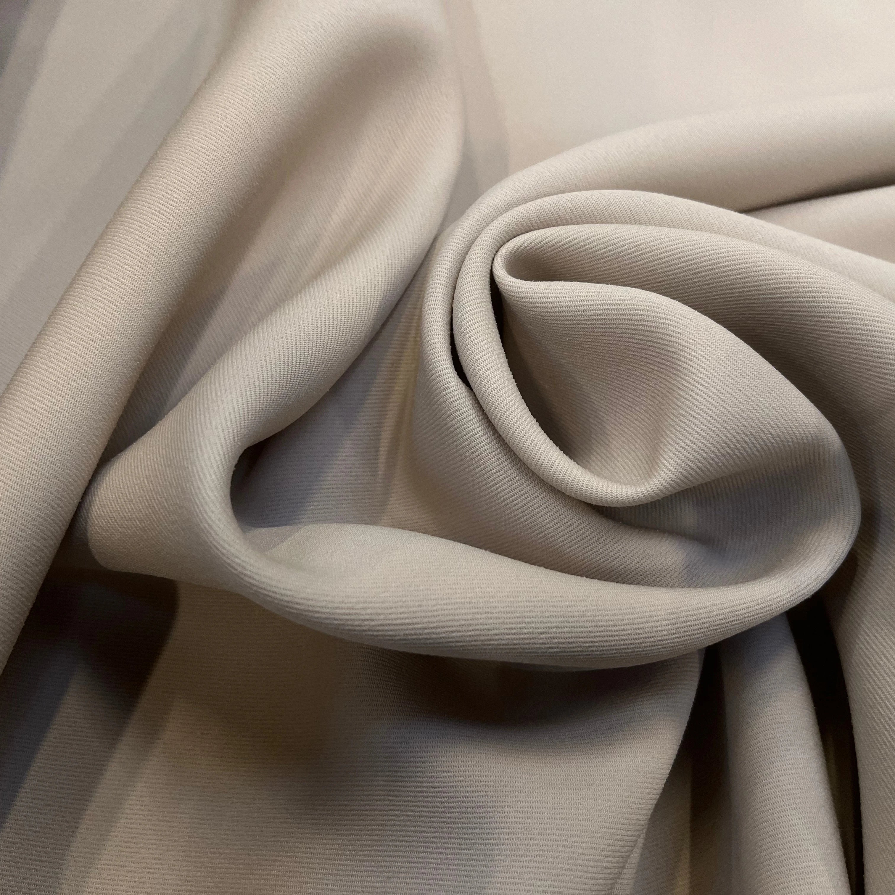 GABARDINE LEGÈREMENT STRIÉE SOUPLE POLYESTER LIGHT SAND 130CM - My Little Coupon