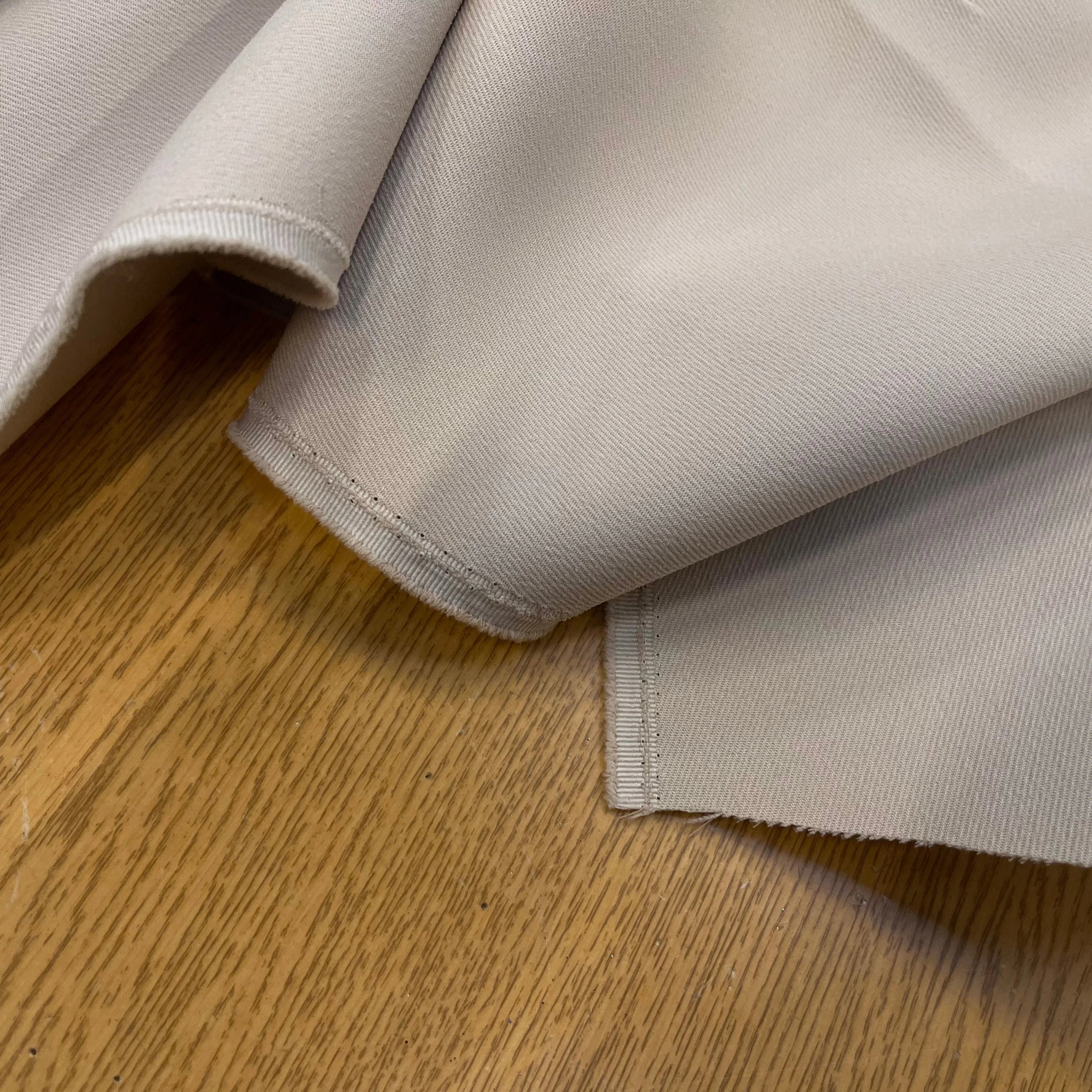 GABARDINE LEGÈREMENT STRIÉE SOUPLE POLYESTER LIGHT SAND 130CM - My Little Coupon