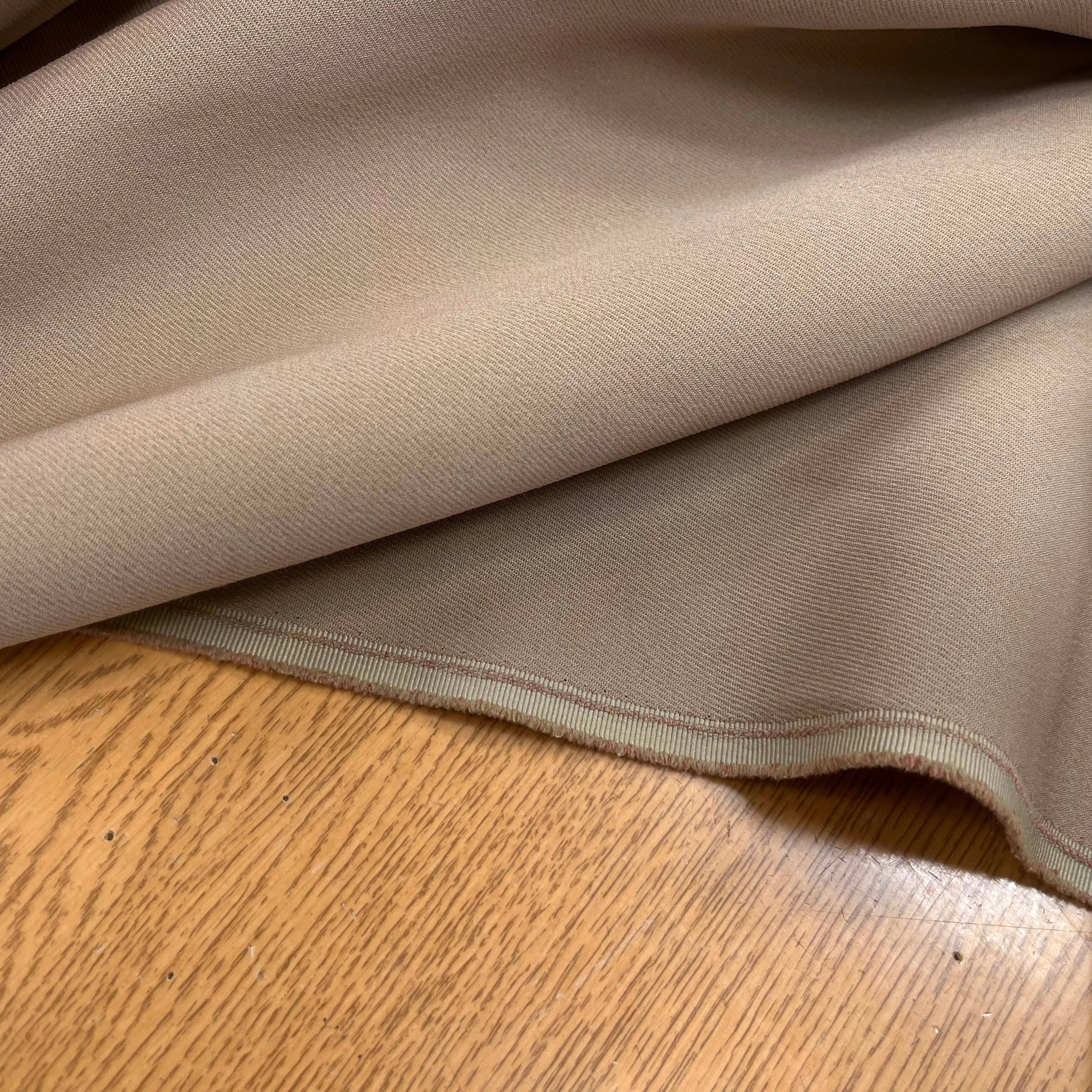 GABARDINE LEGÈREMENT STRIÉE SOUPLE POLYESTER MOCHA 130CM - My Little Coupon