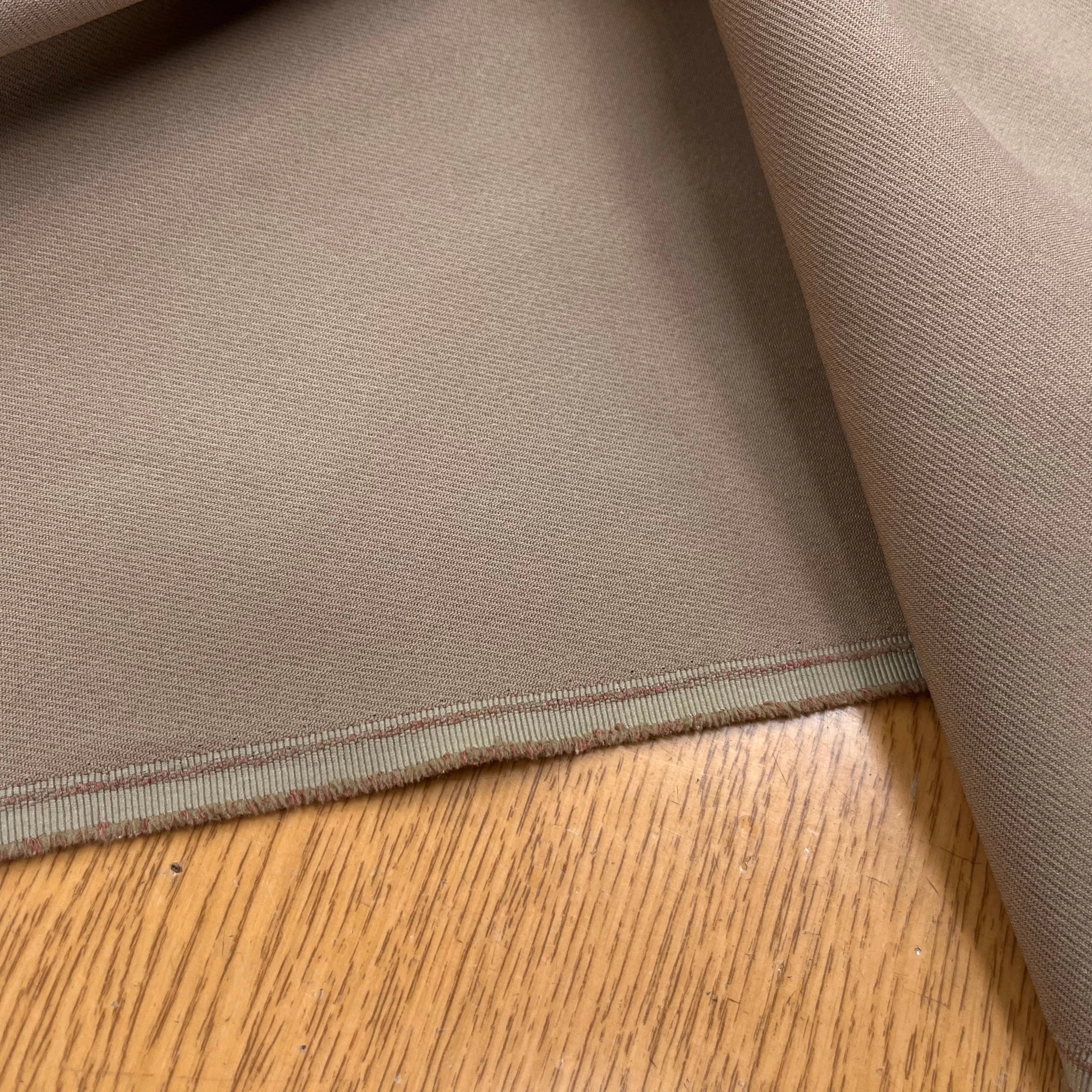 GABARDINE LEGÈREMENT STRIÉE SOUPLE POLYESTER MOCHA 130CM - My Little Coupon