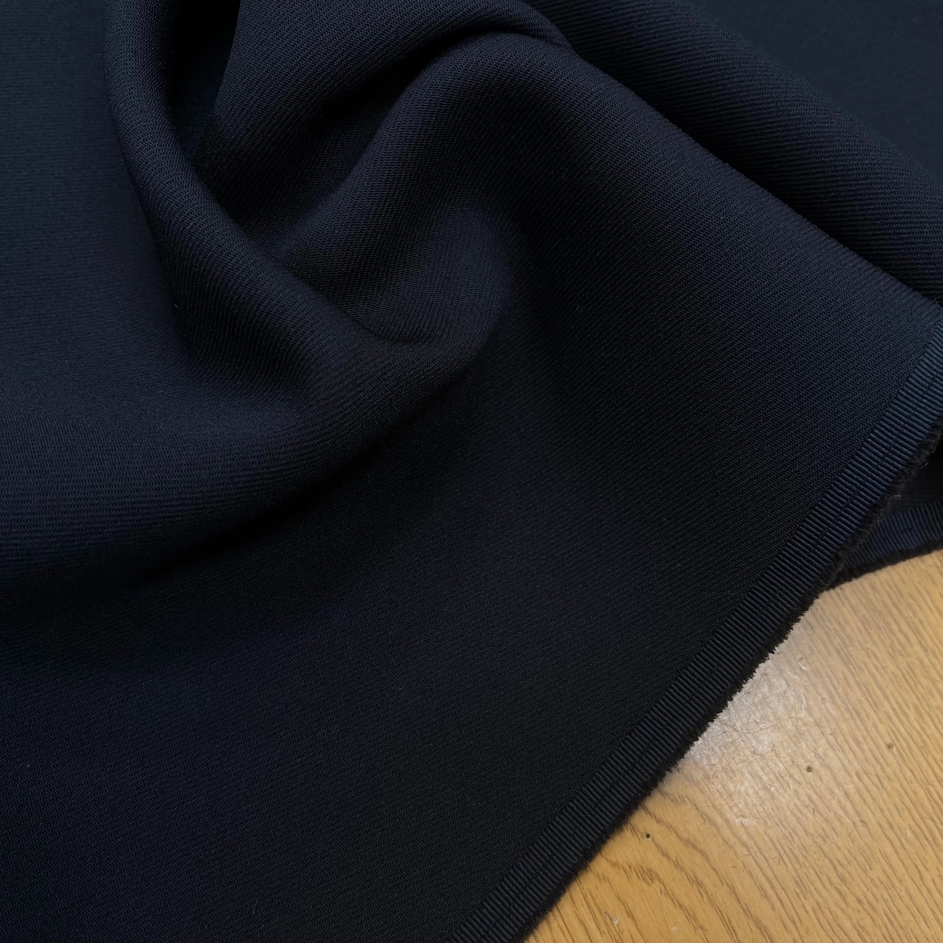 GABARDINE LEGÈREMENT STRIÉE SOUPLE POLYESTER NAVY 130CM - My Little Coupon