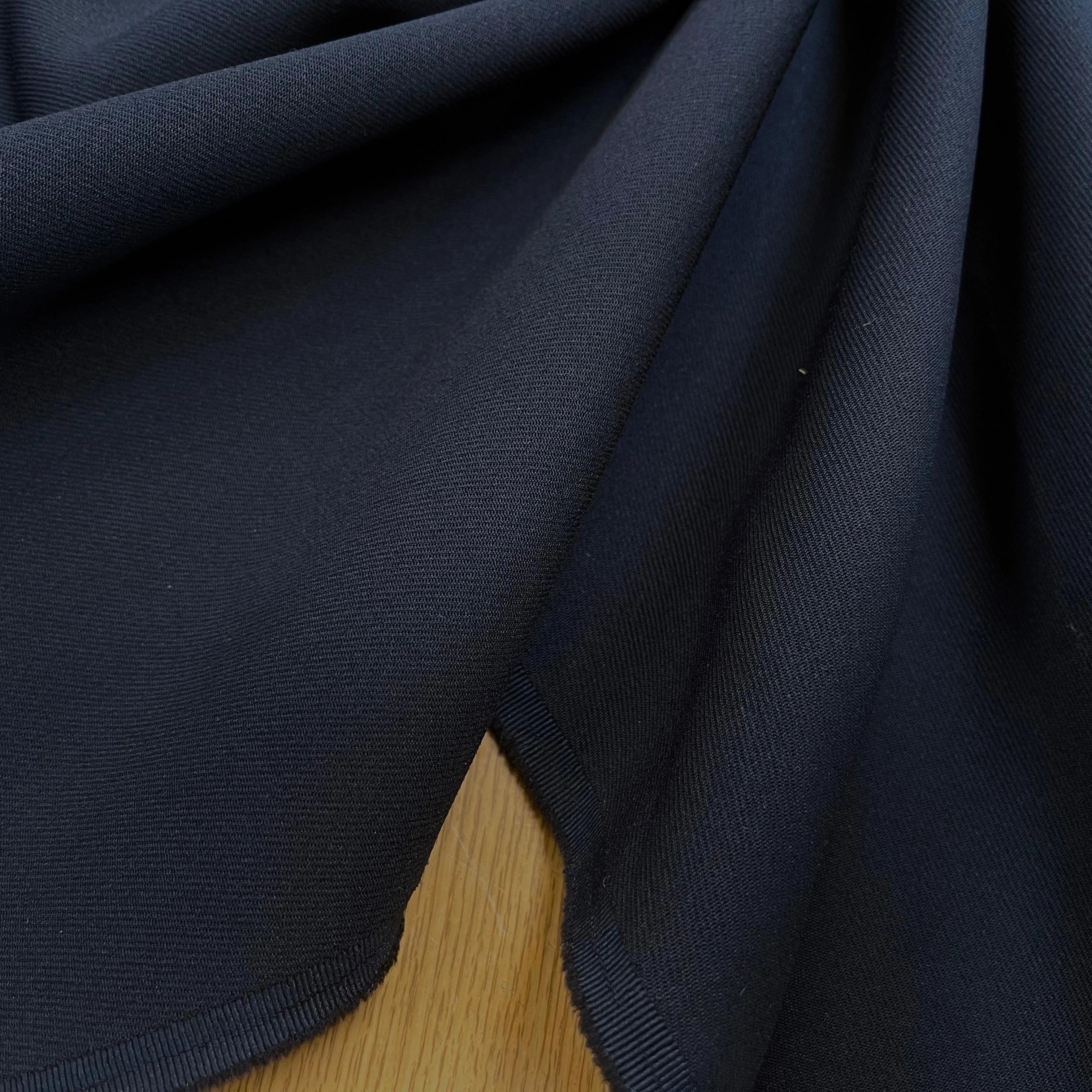 GABARDINE LEGÈREMENT STRIÉE SOUPLE POLYESTER NAVY 130CM - My Little Coupon