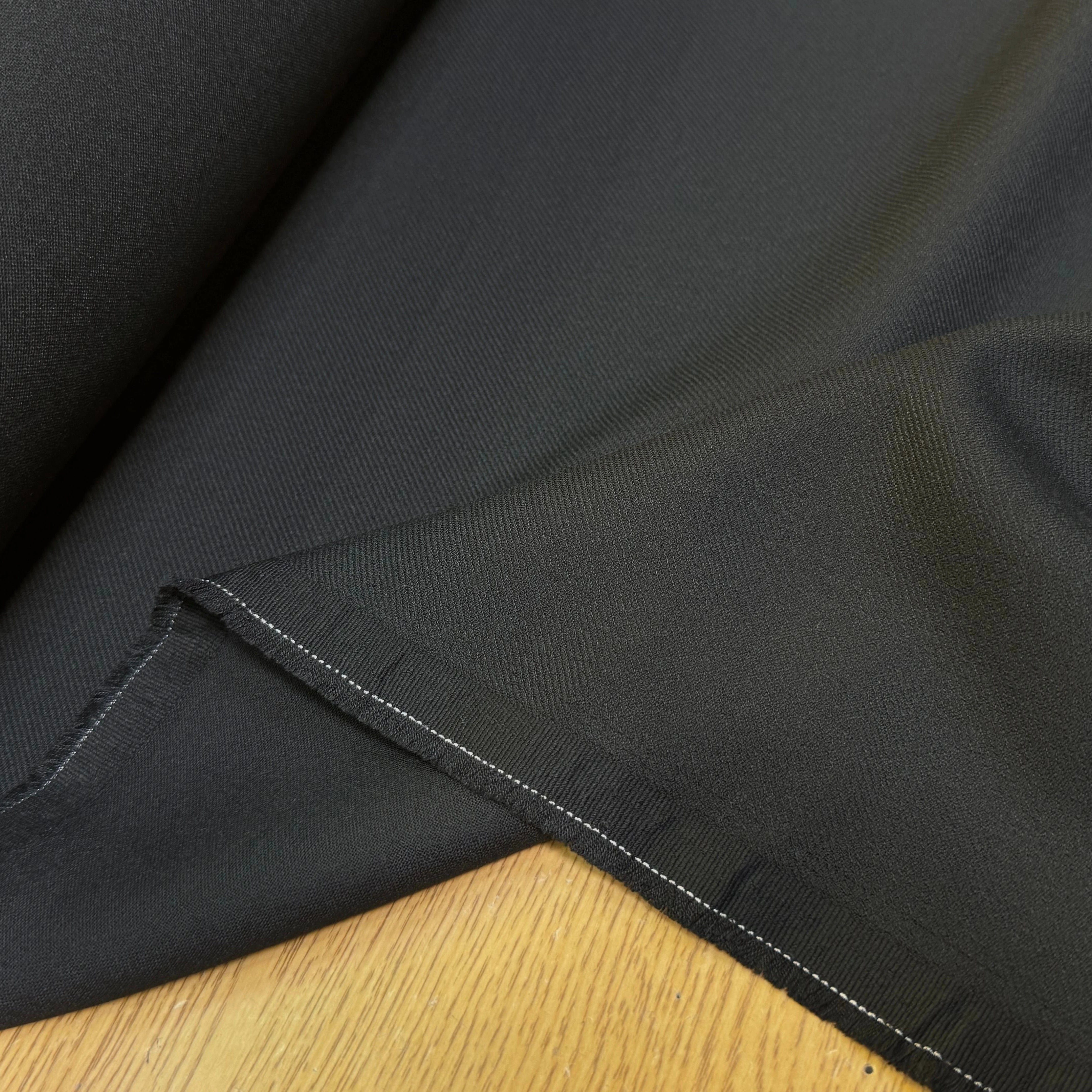 GABARDINE LOURDE POLYCOTON LÉGÈREMENT SATINÉE ET STRIÉE NOIR TRÈS BELLE TENUE - My Little Coupon