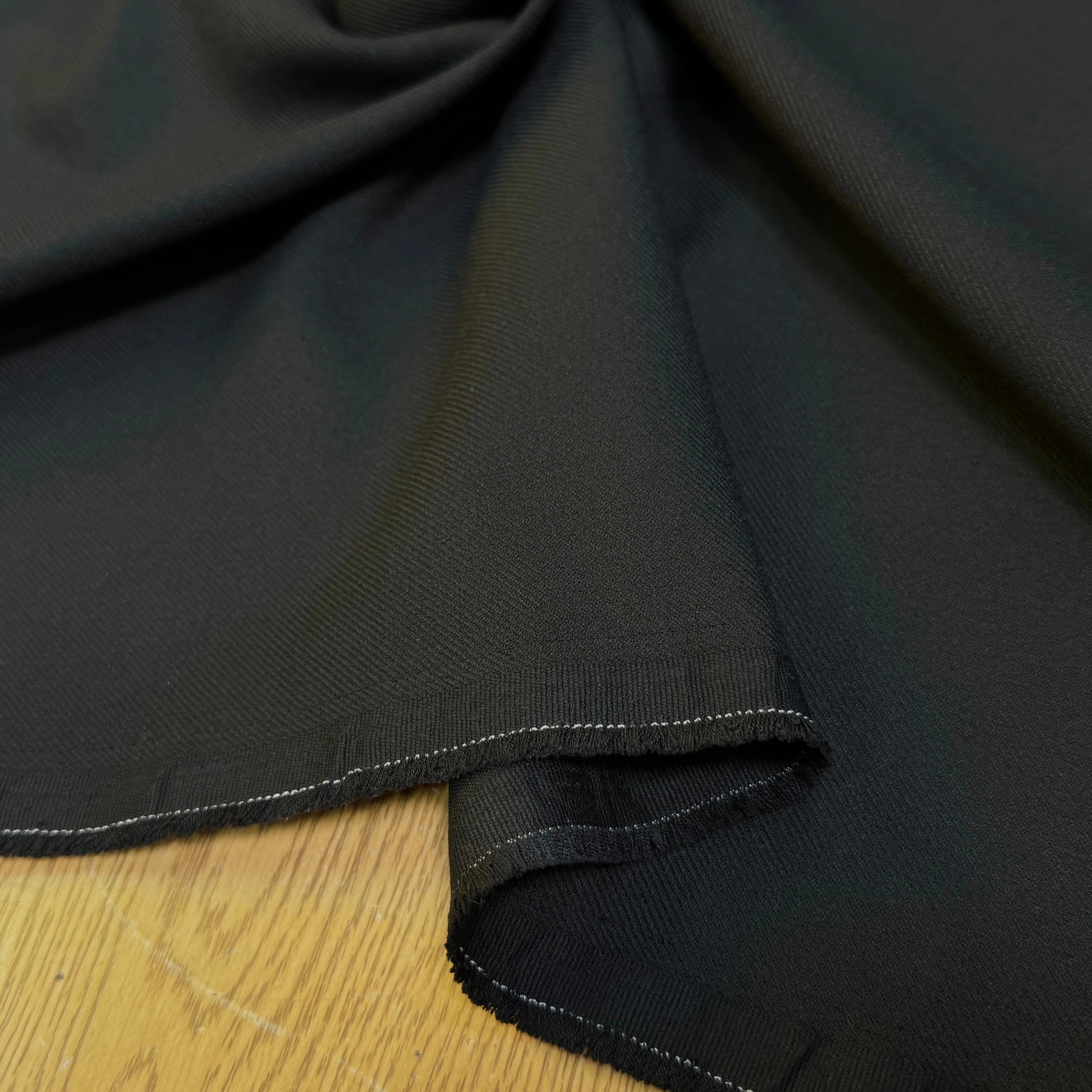 GABARDINE LOURDE POLYCOTON LÉGÈREMENT SATINÉE ET STRIÉE NOIR TRÈS BELLE TENUE - My Little Coupon