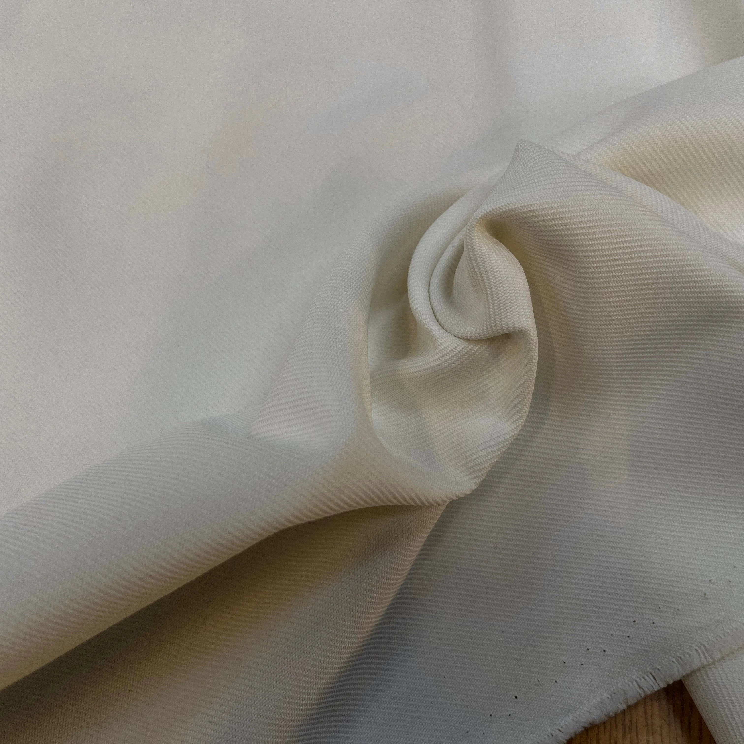 GABARDINE LOURDE POLYESTER BLANCHE LÉGÈREMENT CASSÉE 152CM - My Little Coupon