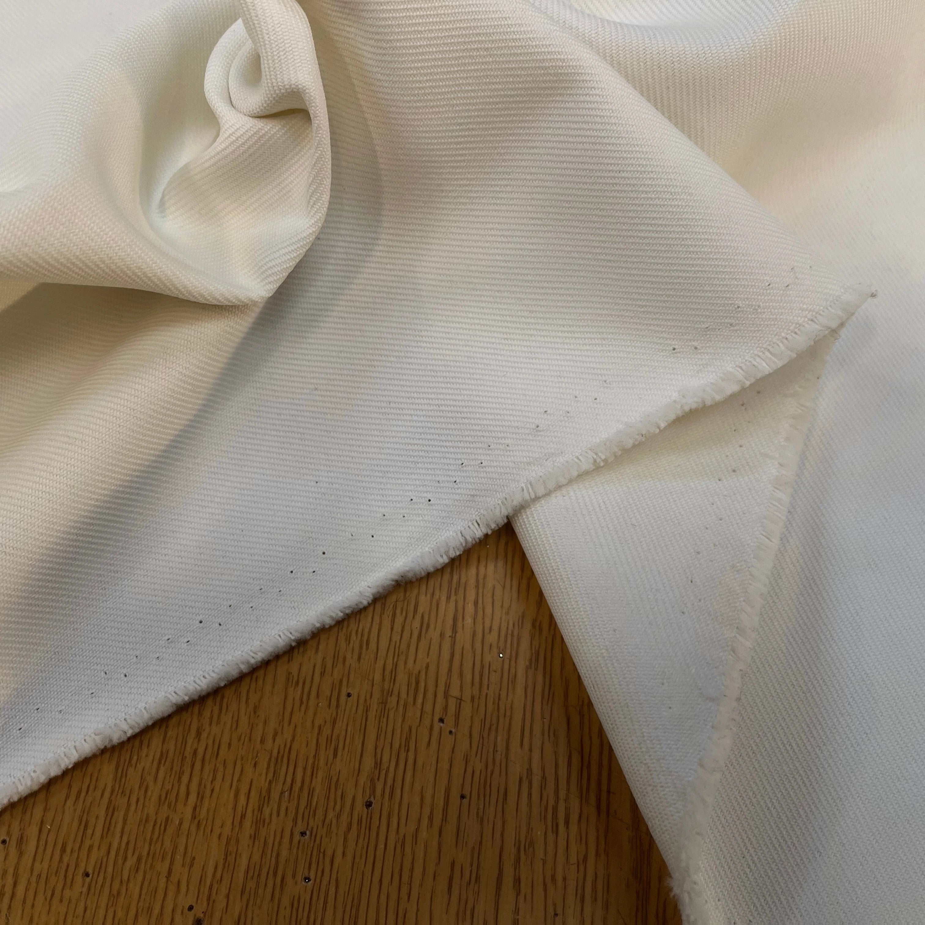 GABARDINE LOURDE POLYESTER BLANCHE LÉGÈREMENT CASSÉE 152CM - My Little Coupon