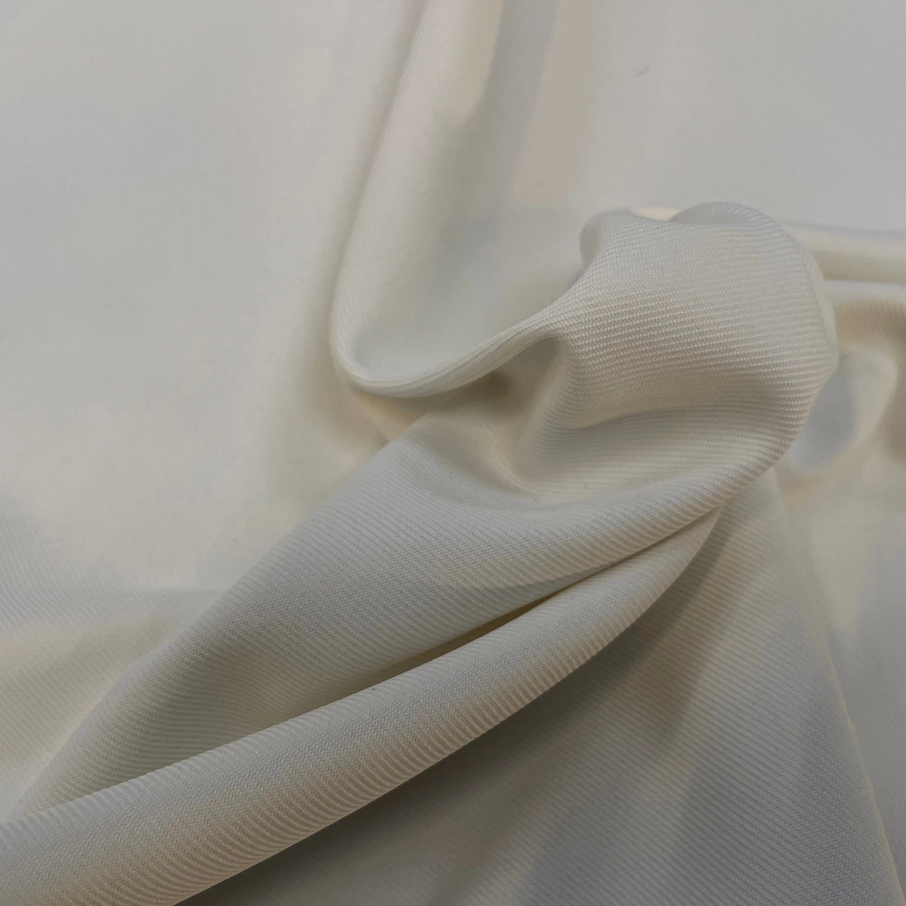 GABARDINE LOURDE POLYESTER BLANCHE LÉGÈREMENT CASSÉE 152CM - My Little Coupon