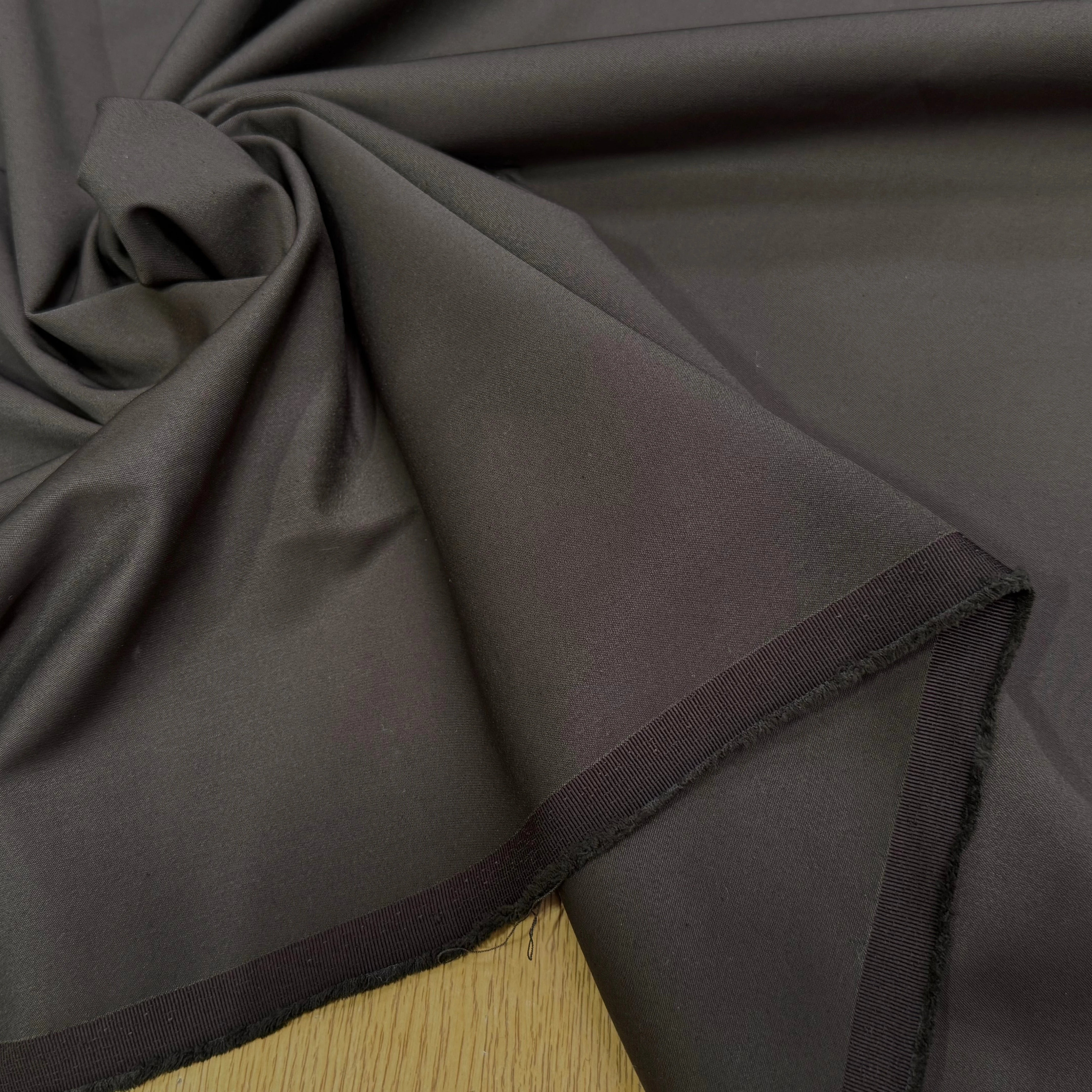 GABARDINE POLYCOTON STRETCH PEAU DE PÊCHE BRUN MASTIC - My Little Coupon