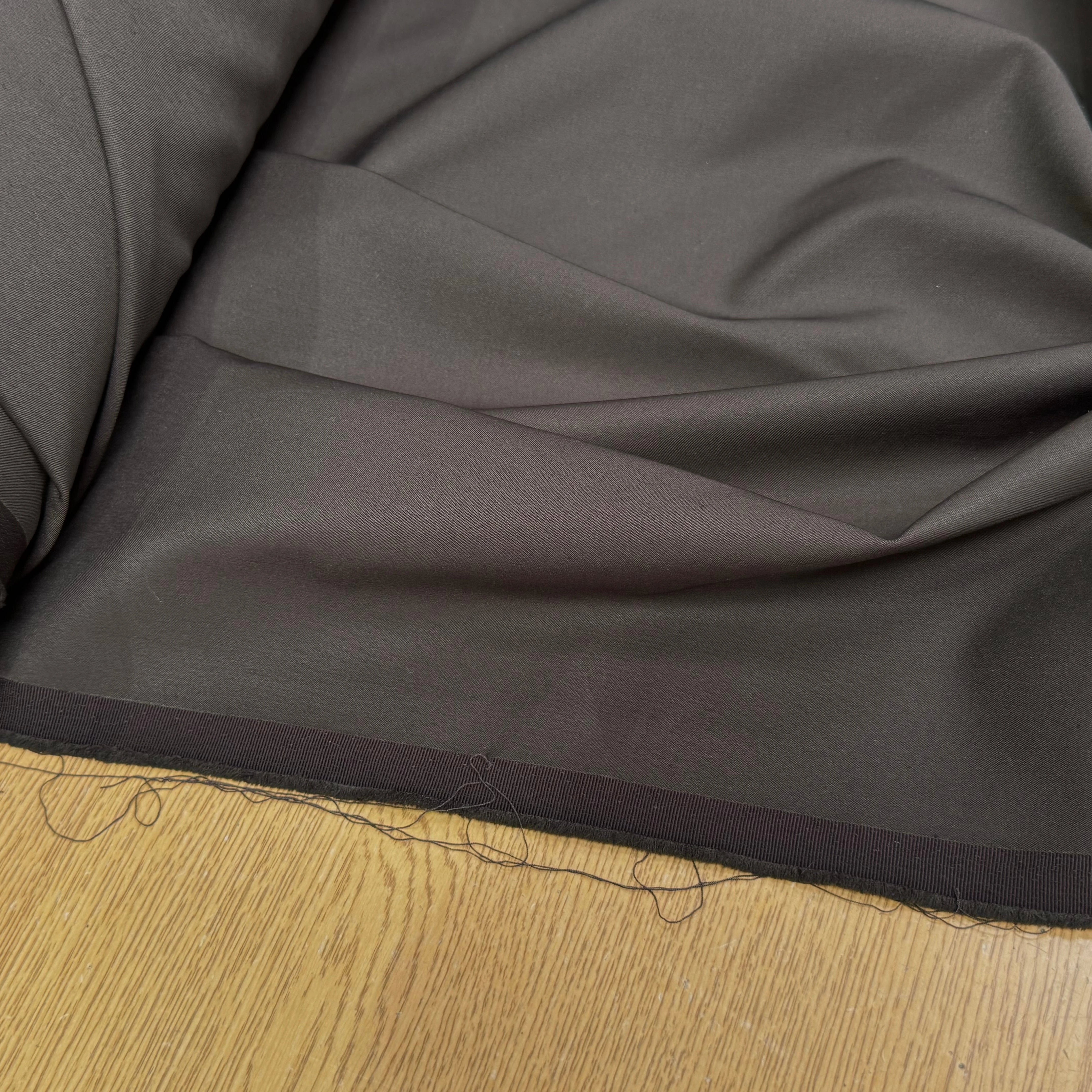 GABARDINE POLYCOTON STRETCH PEAU DE PÊCHE BRUN MASTIC - My Little Coupon