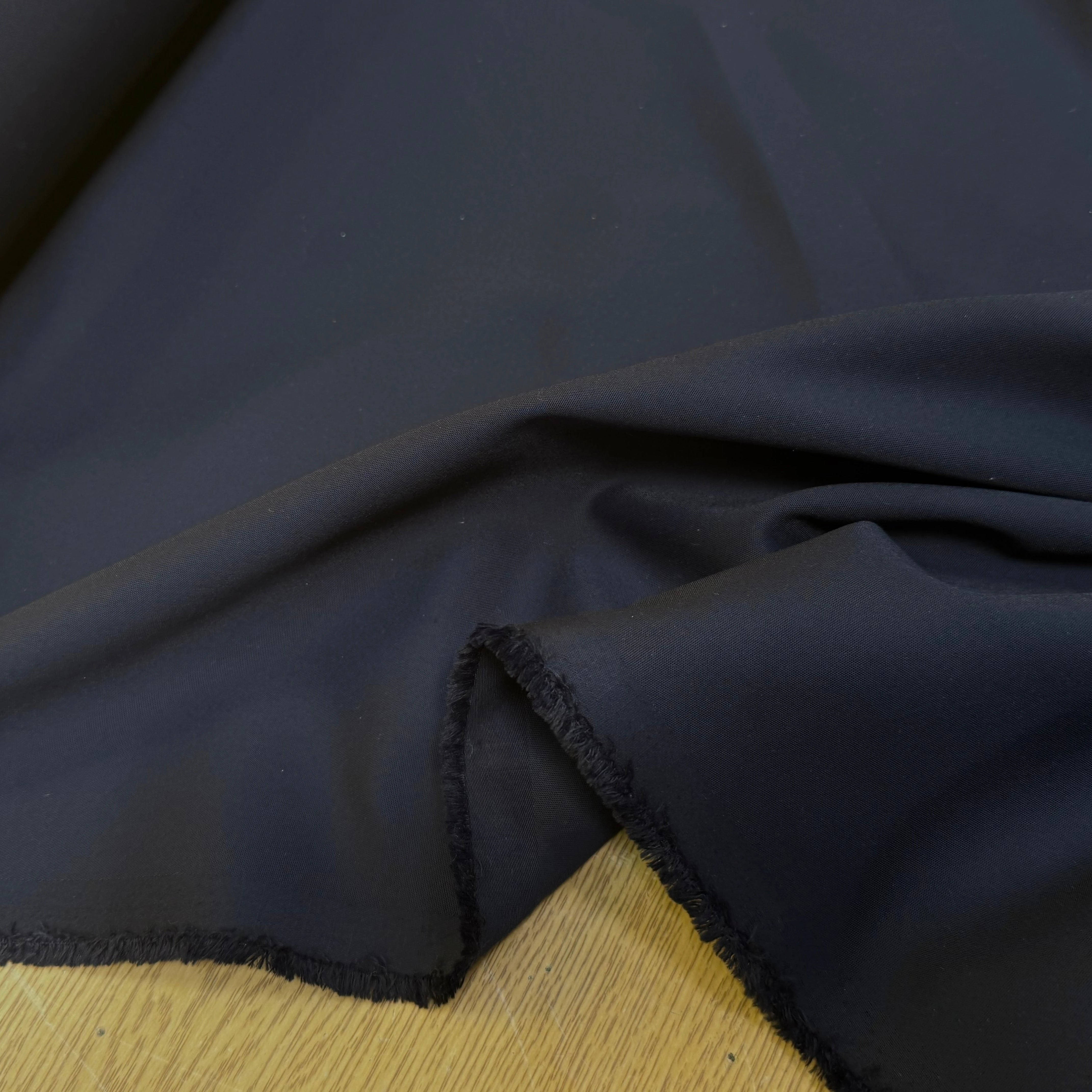 GABARDINE POLYCOTON TOUCHER SOYEUX STRETCH BLEU MARINE 51% COTON - My Little Coupon