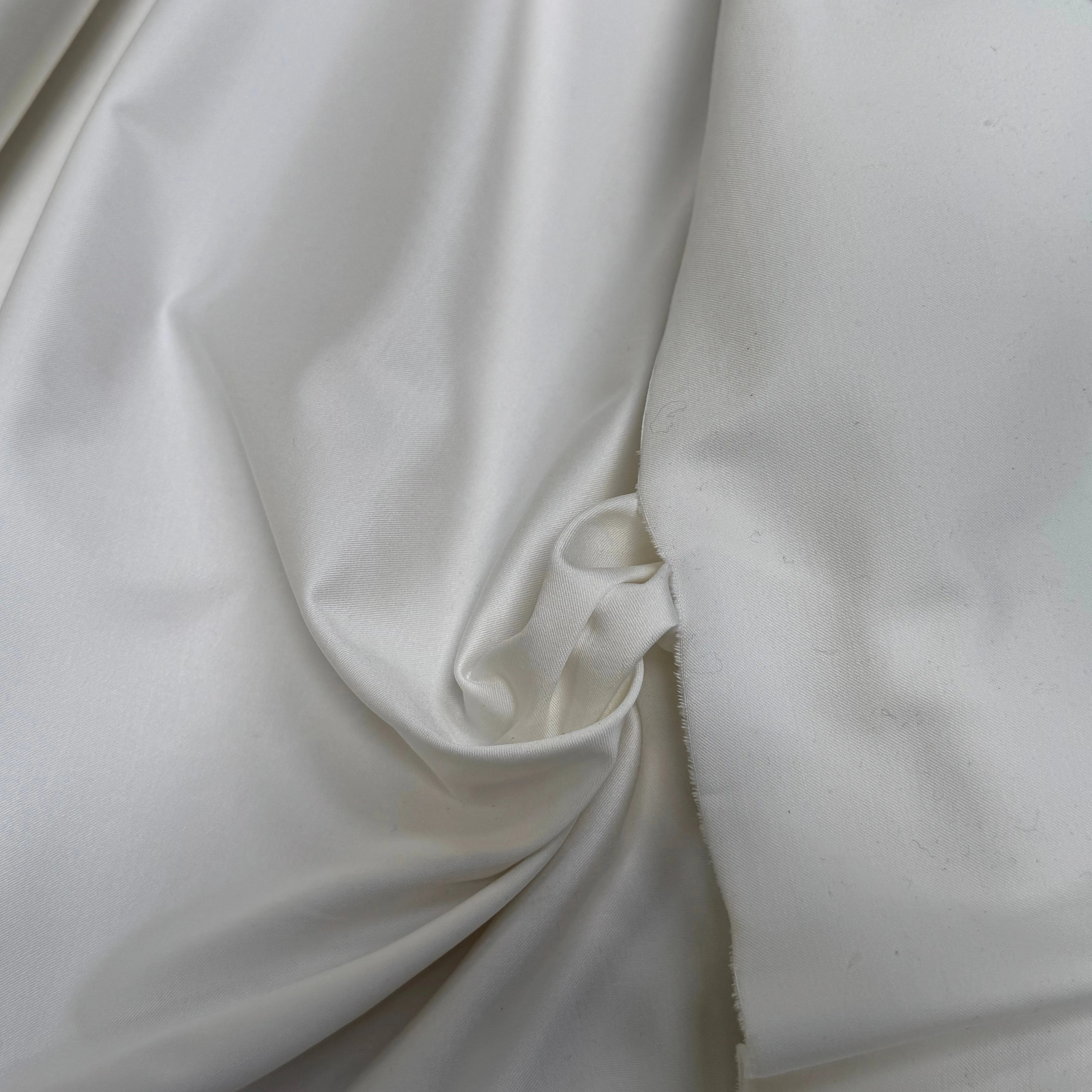 GABARDINE SATINÉE DE COTON TENUE SUBLIME TRÈS FINEMENT SERGÉE BLANC CASSÉ - My Little Coupon