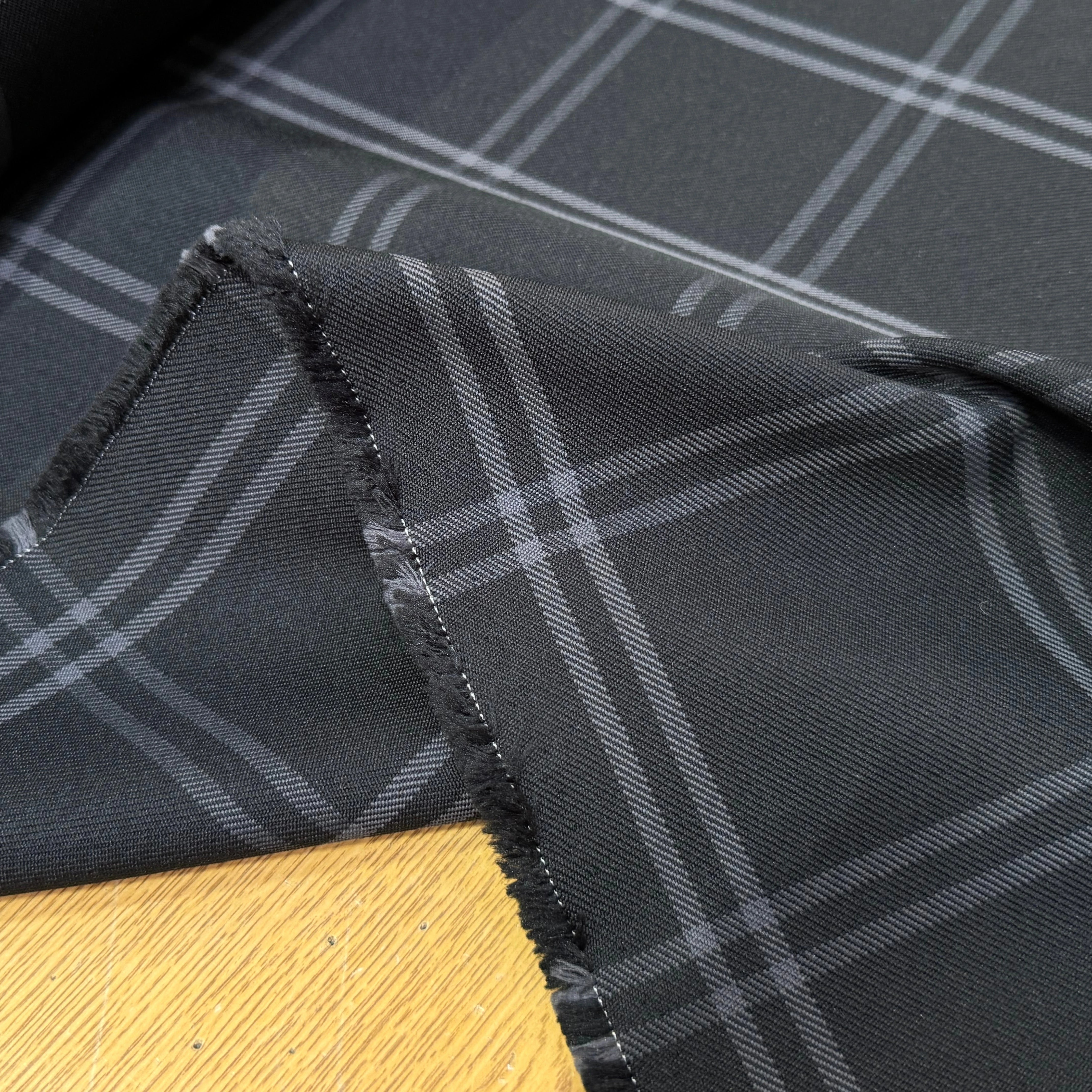GABARDINE SERGÉE LOURDE NOIRE À CARREAUX RAYURES GRISE - My Little Coupon