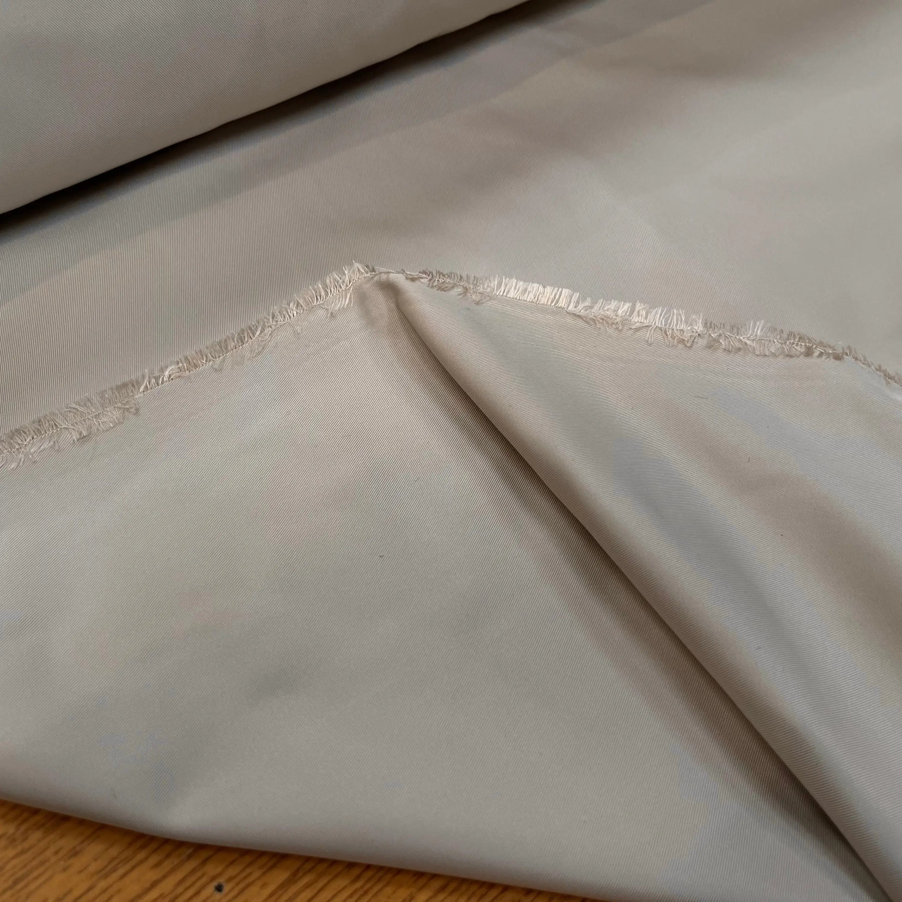 GABARDINE TECHNIQUE SOIE POLYAMIDE UNI BEIGE - My Little Coupon