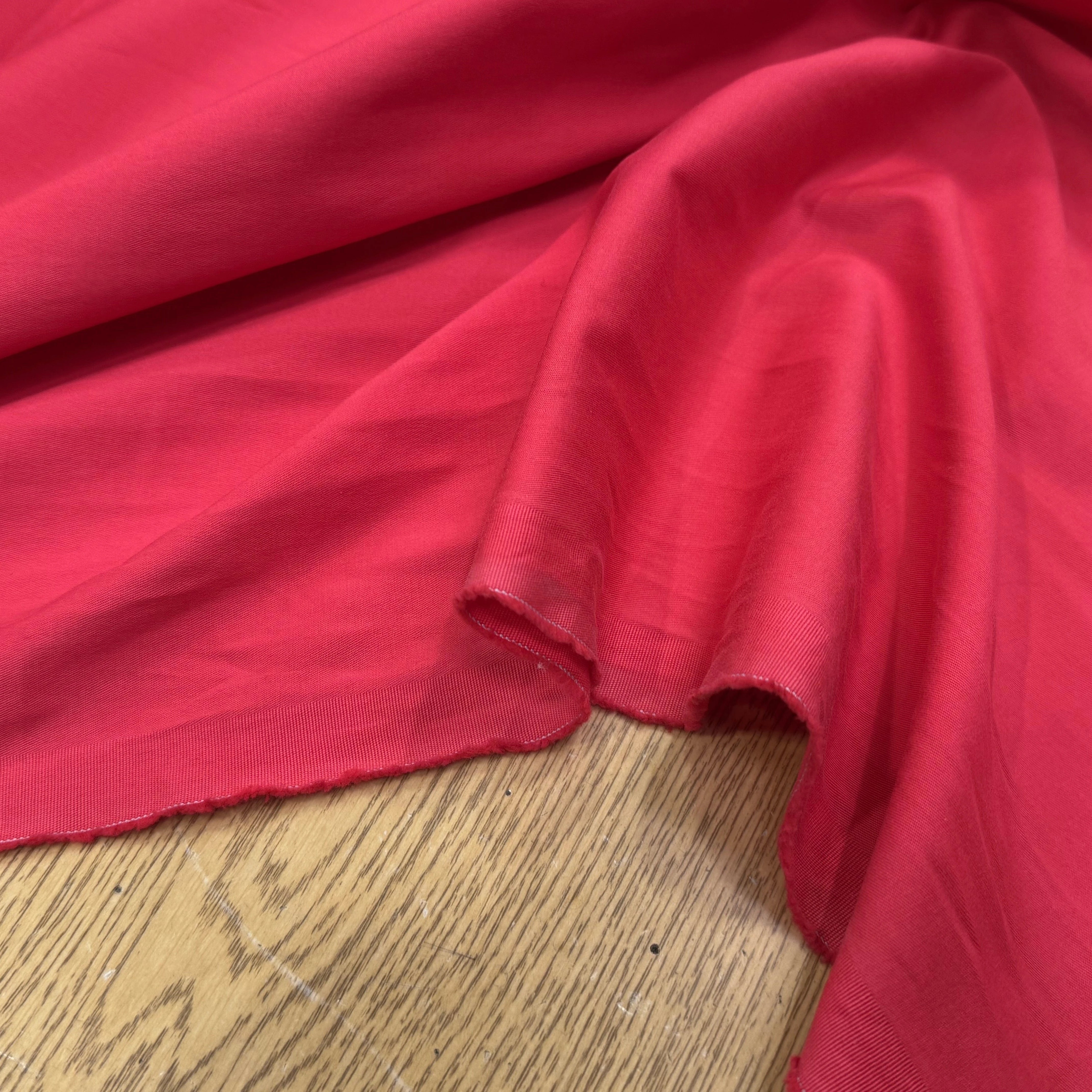 GABRDINE DE COTON ULTRA STRETCH LÉGÈREMENT STRIÉE TRÈS BELLE ROUGE VERT MIGNON - My Little Coupon