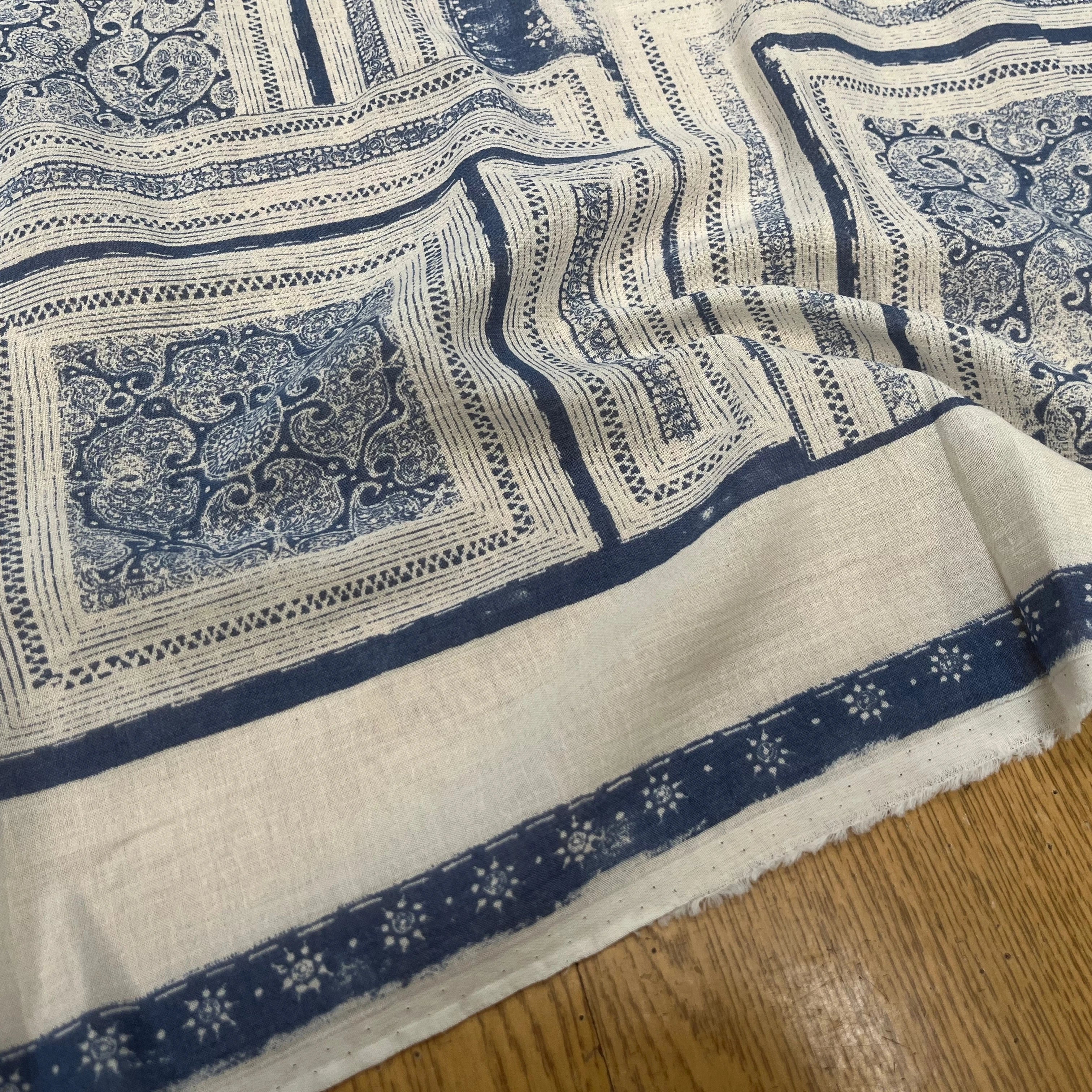 GAZE DE COTON MOTIF GÉOMETRIQUE ÉCRU BLEU CIEL - My Little Coupon