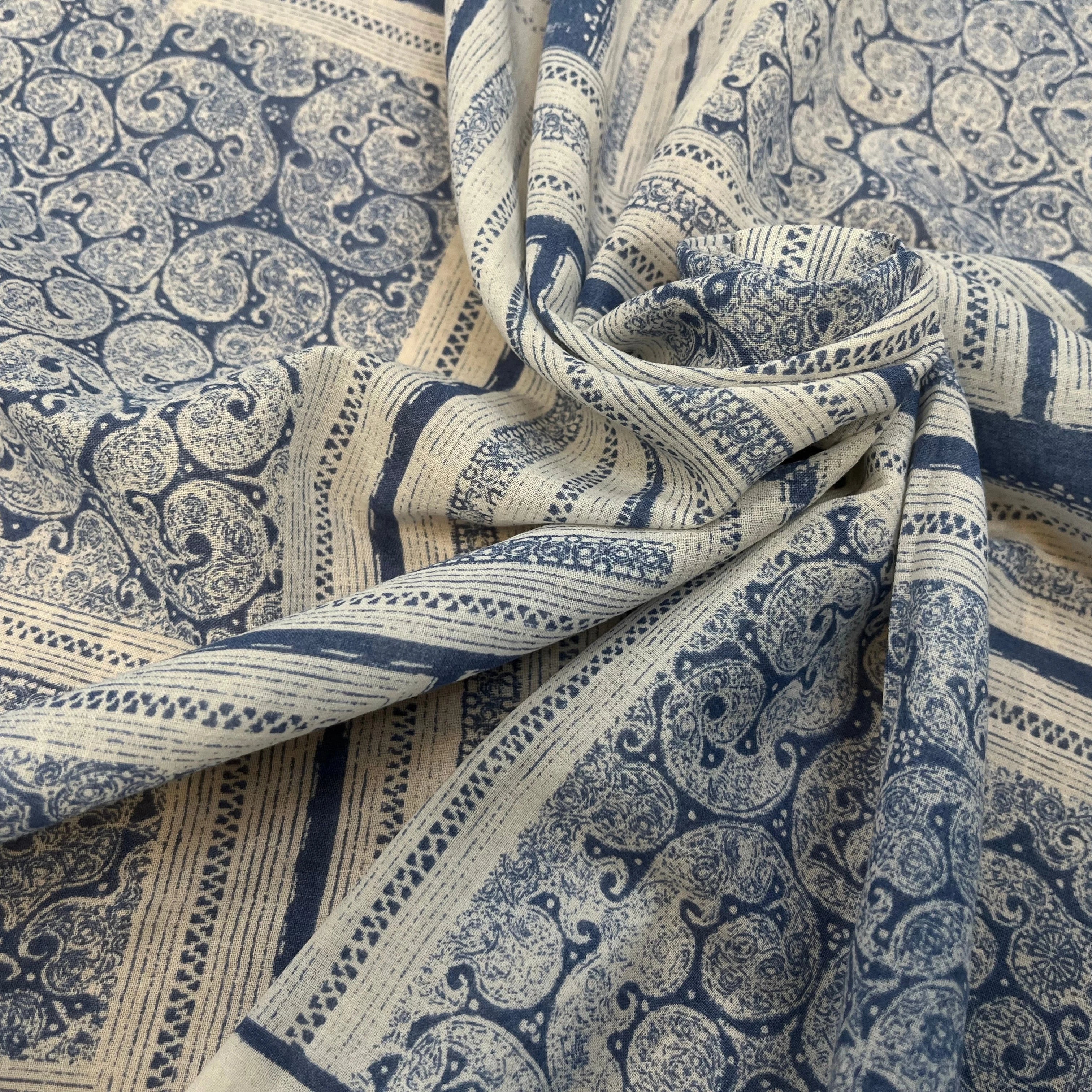 GAZE DE COTON MOTIF GÉOMETRIQUE ÉCRU BLEU CIEL - My Little Coupon