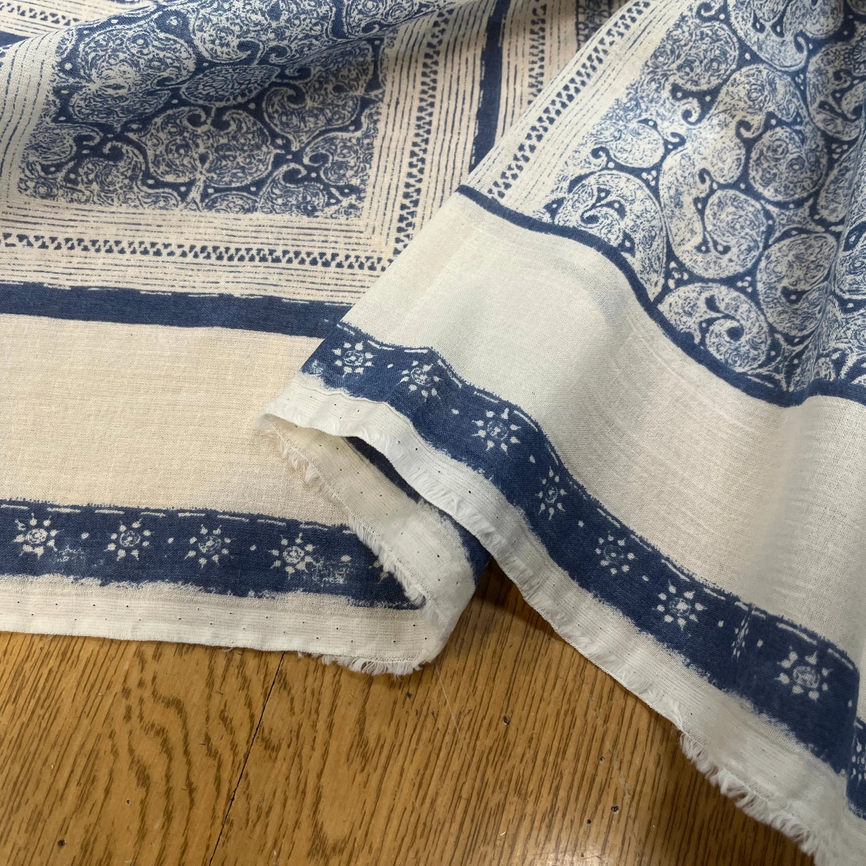 GAZE DE COTON MOTIF GÉOMETRIQUE ÉCRU BLEU CIEL - My Little Coupon