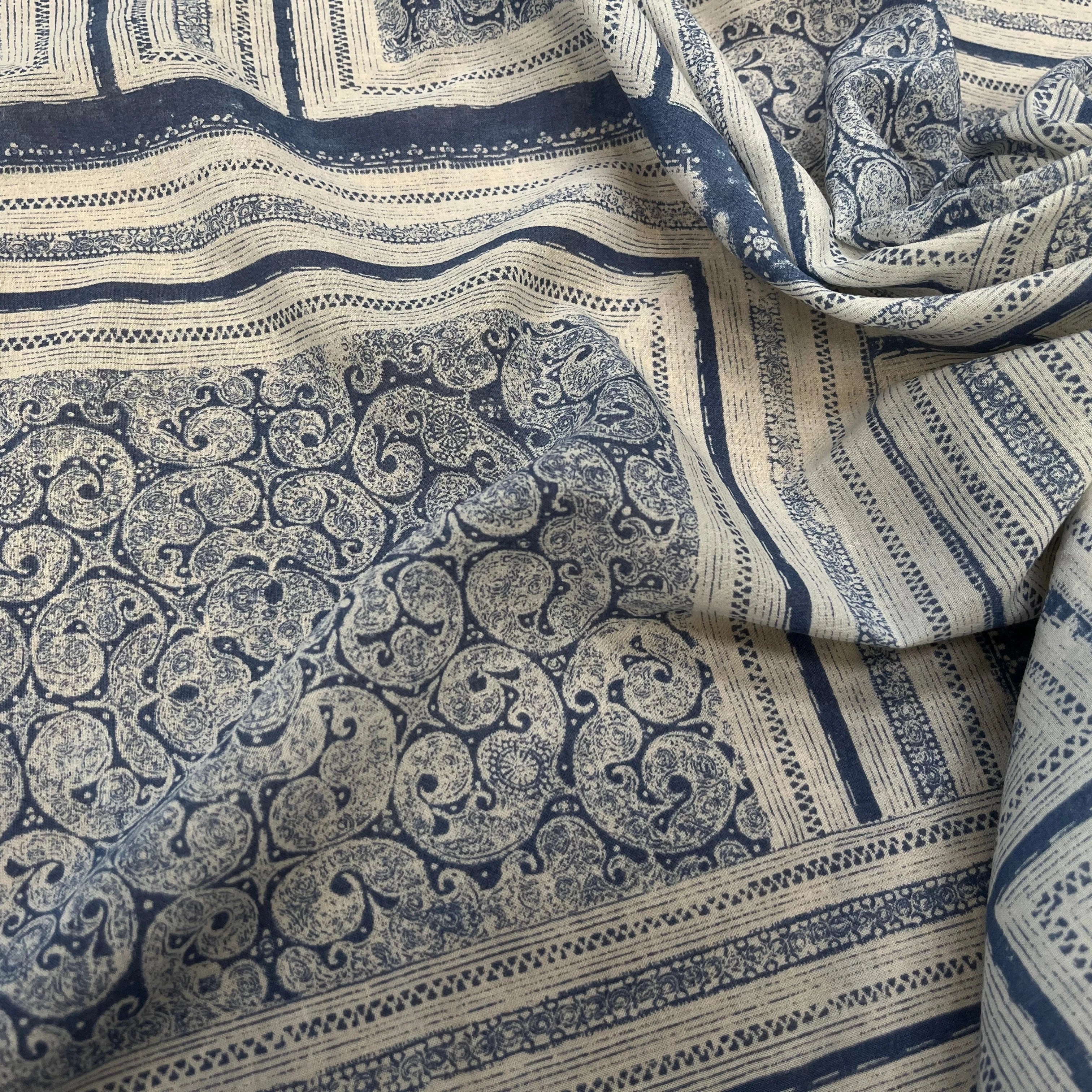 GAZE DE COTON MOTIF GÉOMETRIQUE ÉCRU BLEU CIEL - My Little Coupon