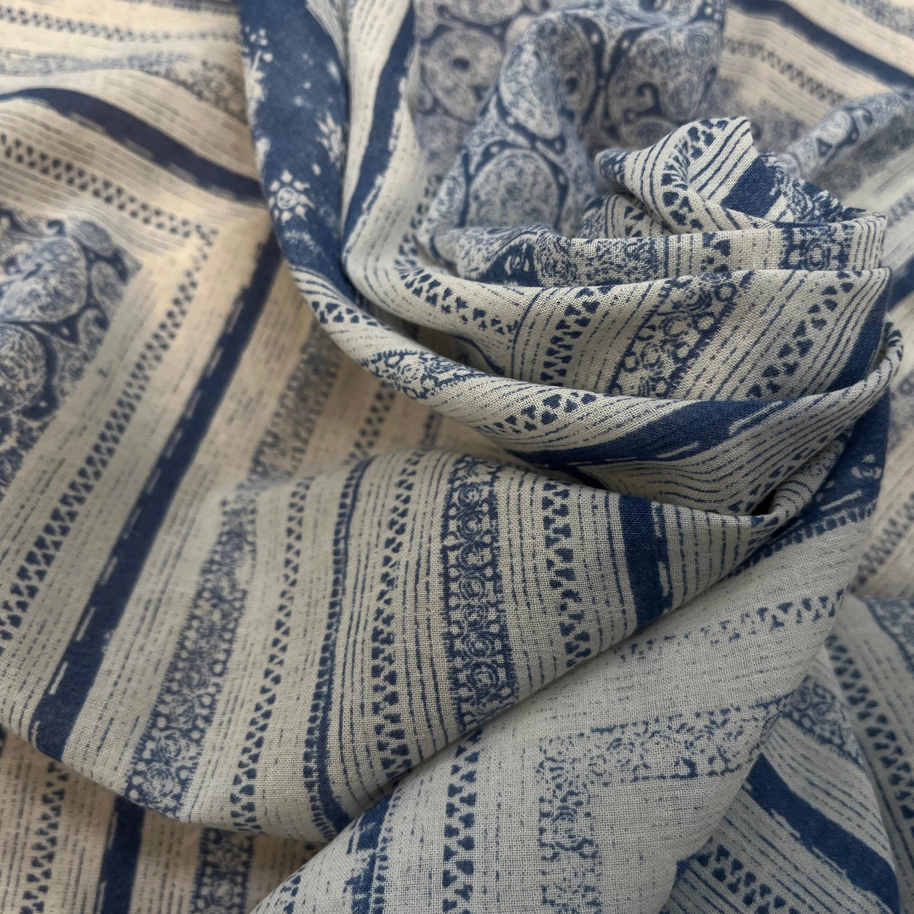 GAZE DE COTON MOTIF GÉOMETRIQUE ÉCRU BLEU CIEL - My Little Coupon