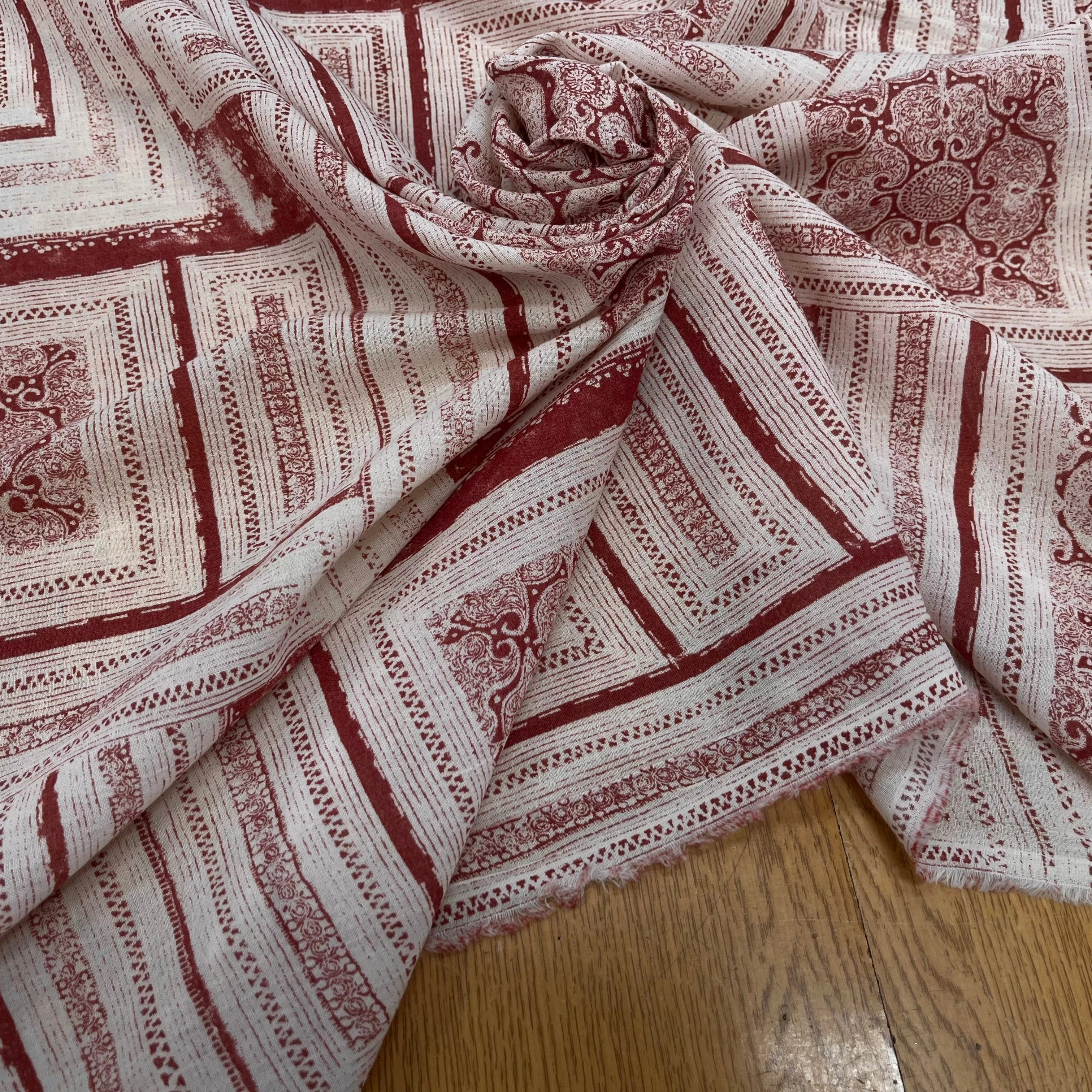 GAZE DE COTON MOTIF GÉOMETRIQUE ÉCRU ET MARON - My Little Coupon