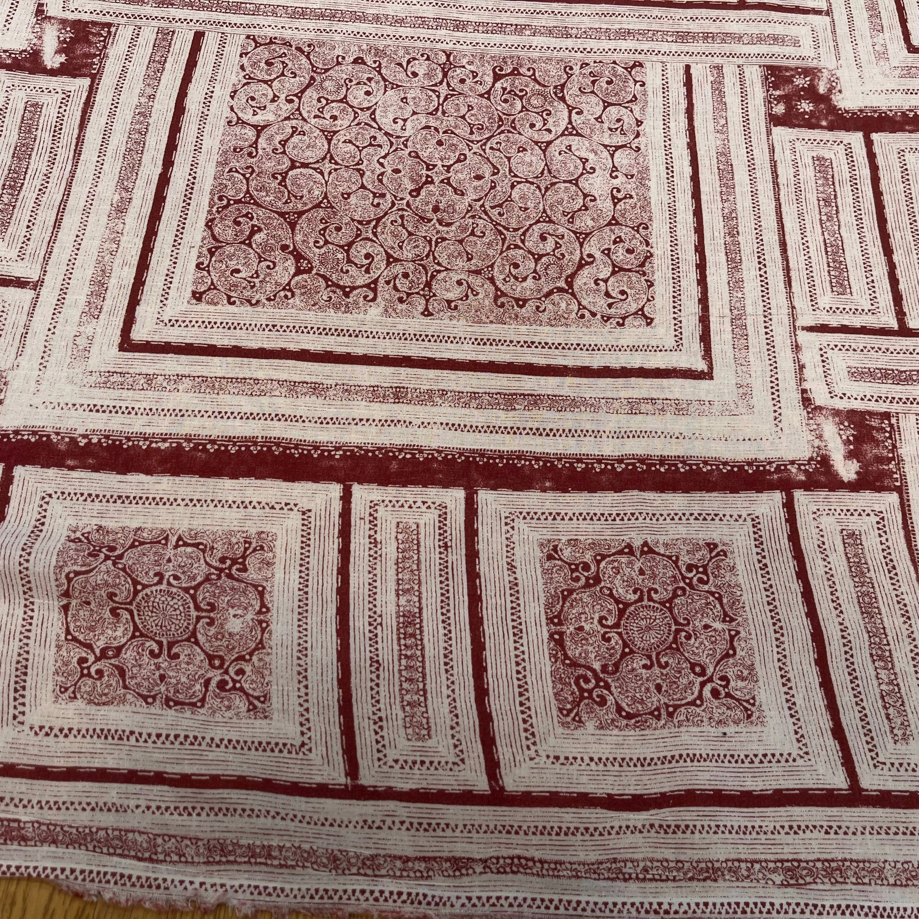 GAZE DE COTON MOTIF GÉOMETRIQUE ÉCRU ET MARON - My Little Coupon