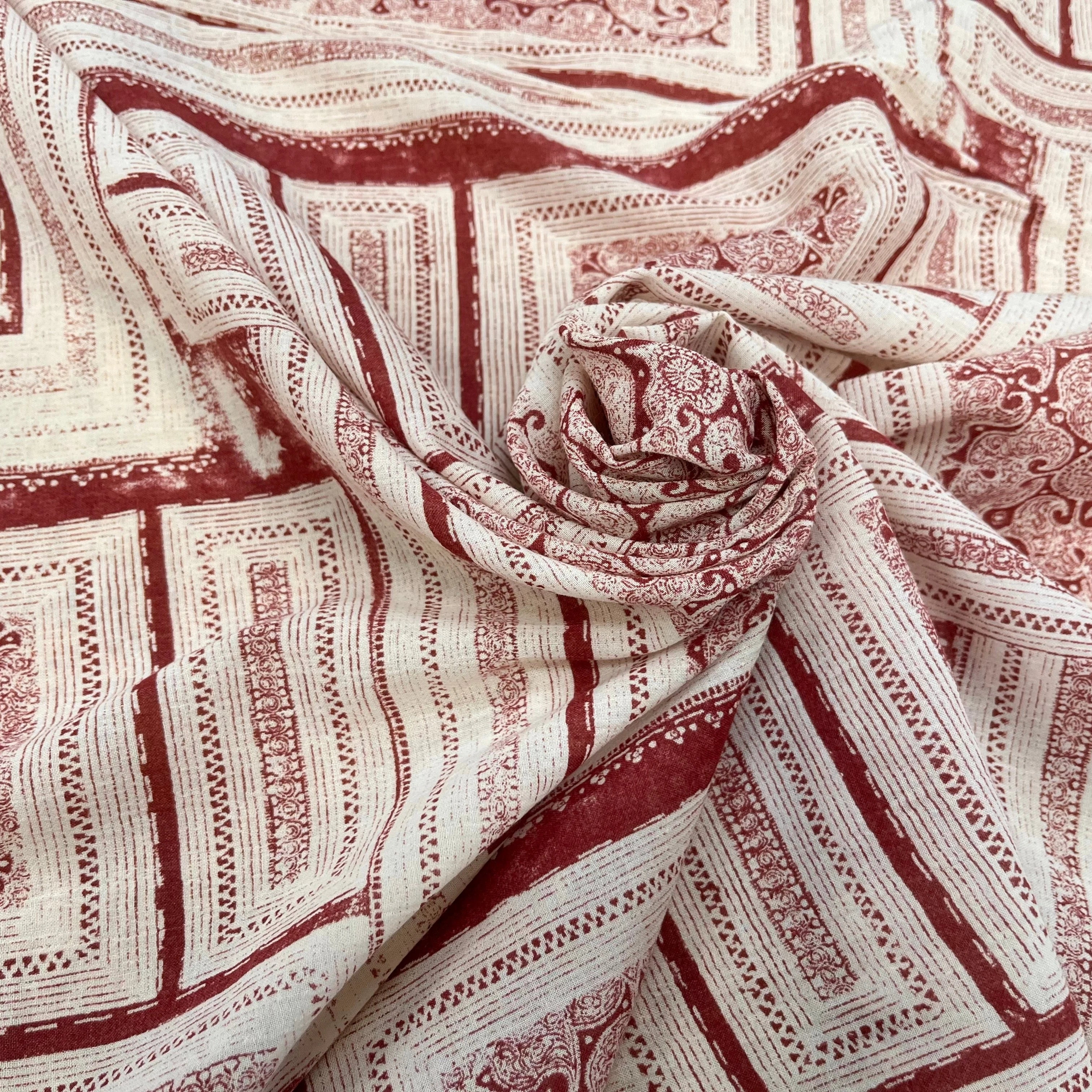 GAZE DE COTON MOTIF GÉOMETRIQUE ÉCRU ET MARON - My Little Coupon