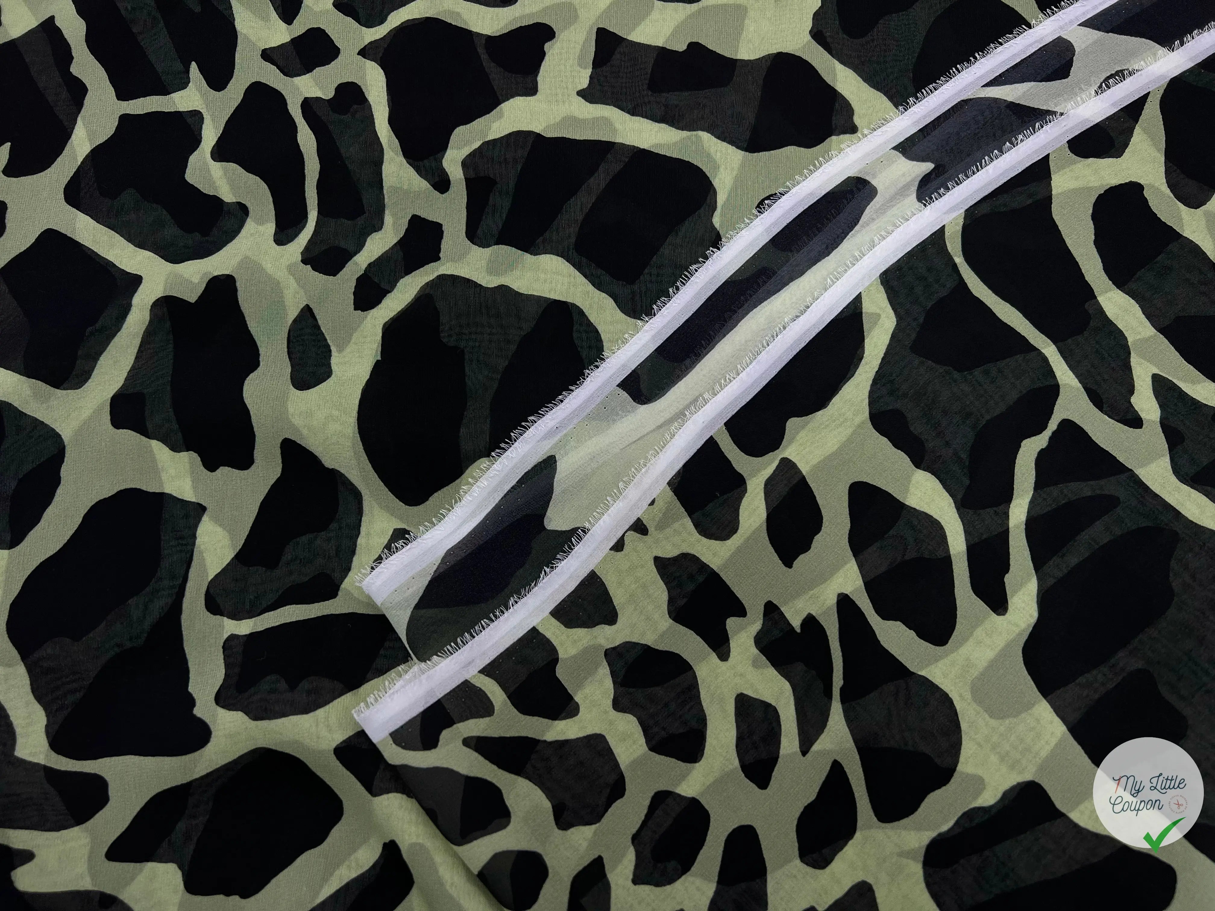 GEORGETTE DE SOIE IMPRIMÉ GIRAFE FOND VERT AMANDE - My Little Coupon - tissu - coudre