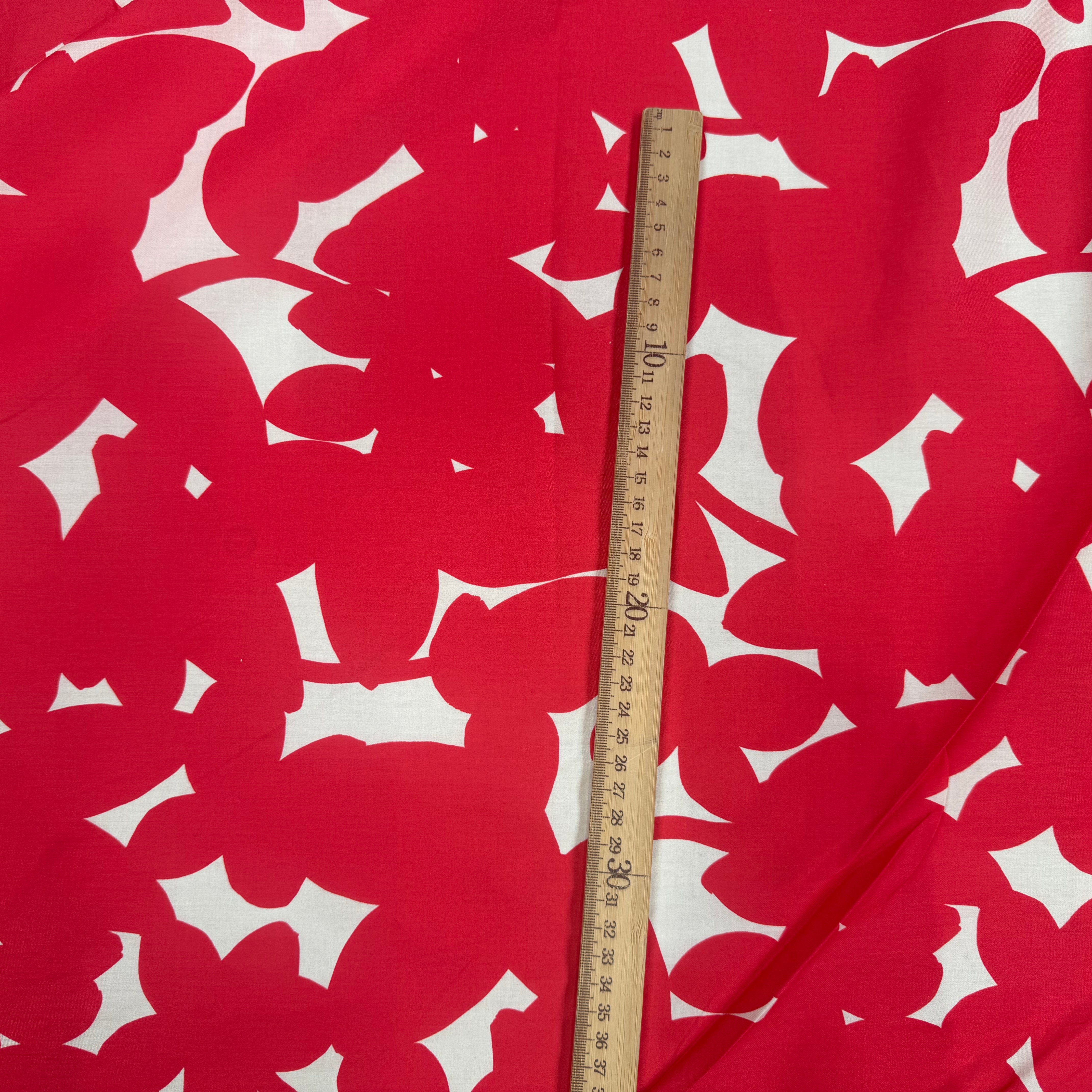 Détail du motif graphique ombres rouge sur coton