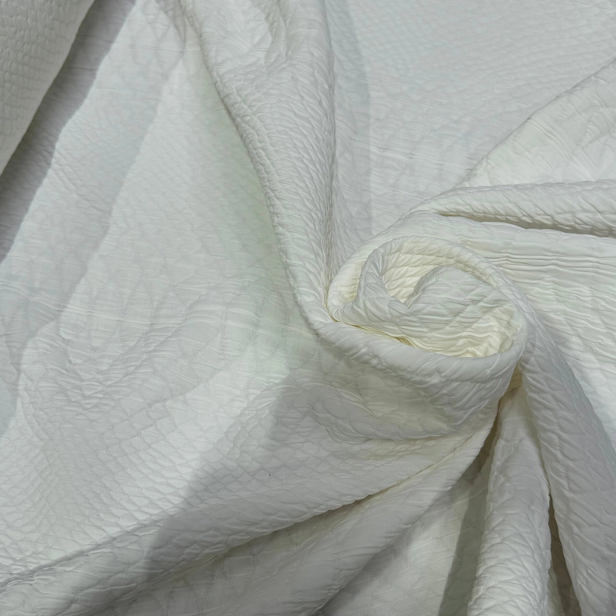JACQUARD 60% ACETATE 31% POLYAMIDE 9% VISCOSE MOTIF LOSANGE BLANC - My Little Coupon