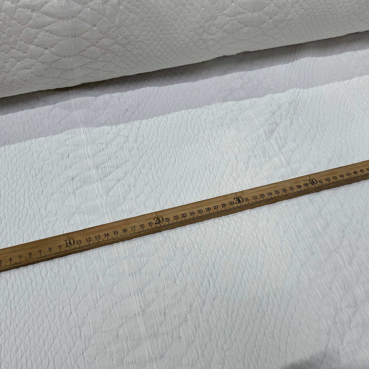 JACQUARD 60% ACETATE 31% POLYAMIDE 9% VISCOSE MOTIF LOSANGE BLANC - My Little Coupon