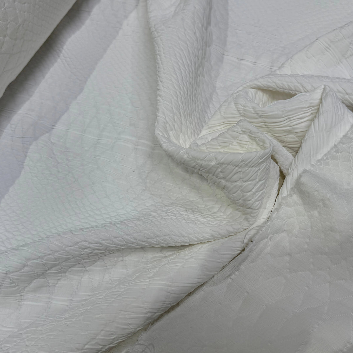 JACQUARD 60% ACETATE 31% POLYAMIDE 9% VISCOSE MOTIF LOSANGE BLANC - My Little Coupon