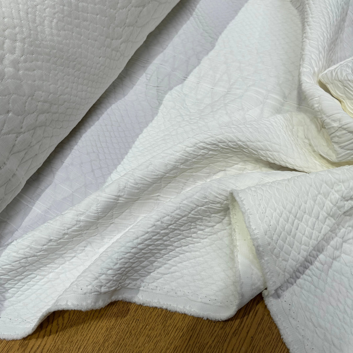 JACQUARD 60% ACETATE 31% POLYAMIDE 9% VISCOSE MOTIF LOSANGE BLANC - My Little Coupon