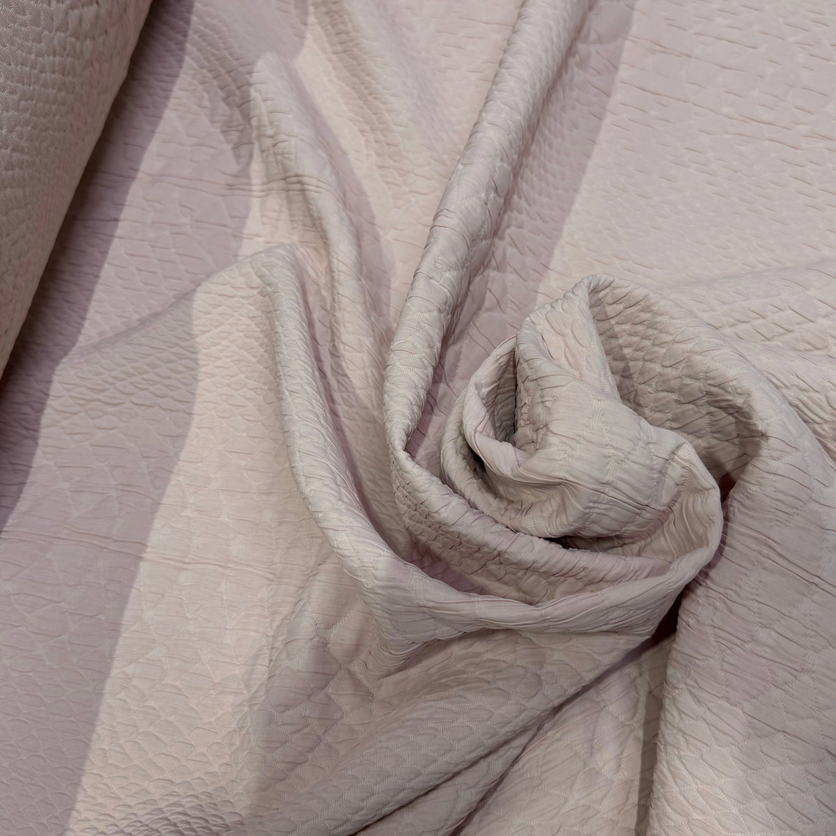 JACQUARD 60% ACETATE 31% POLYAMIDE 9% VISCOSE MOTIF LOSANGE ROSE PALE - My Little Coupon