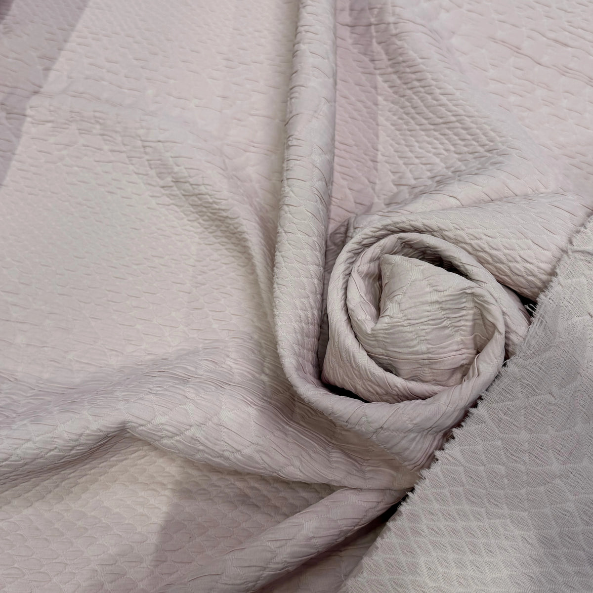 JACQUARD 60% ACETATE 31% POLYAMIDE 9% VISCOSE MOTIF LOSANGE ROSE PALE - My Little Coupon